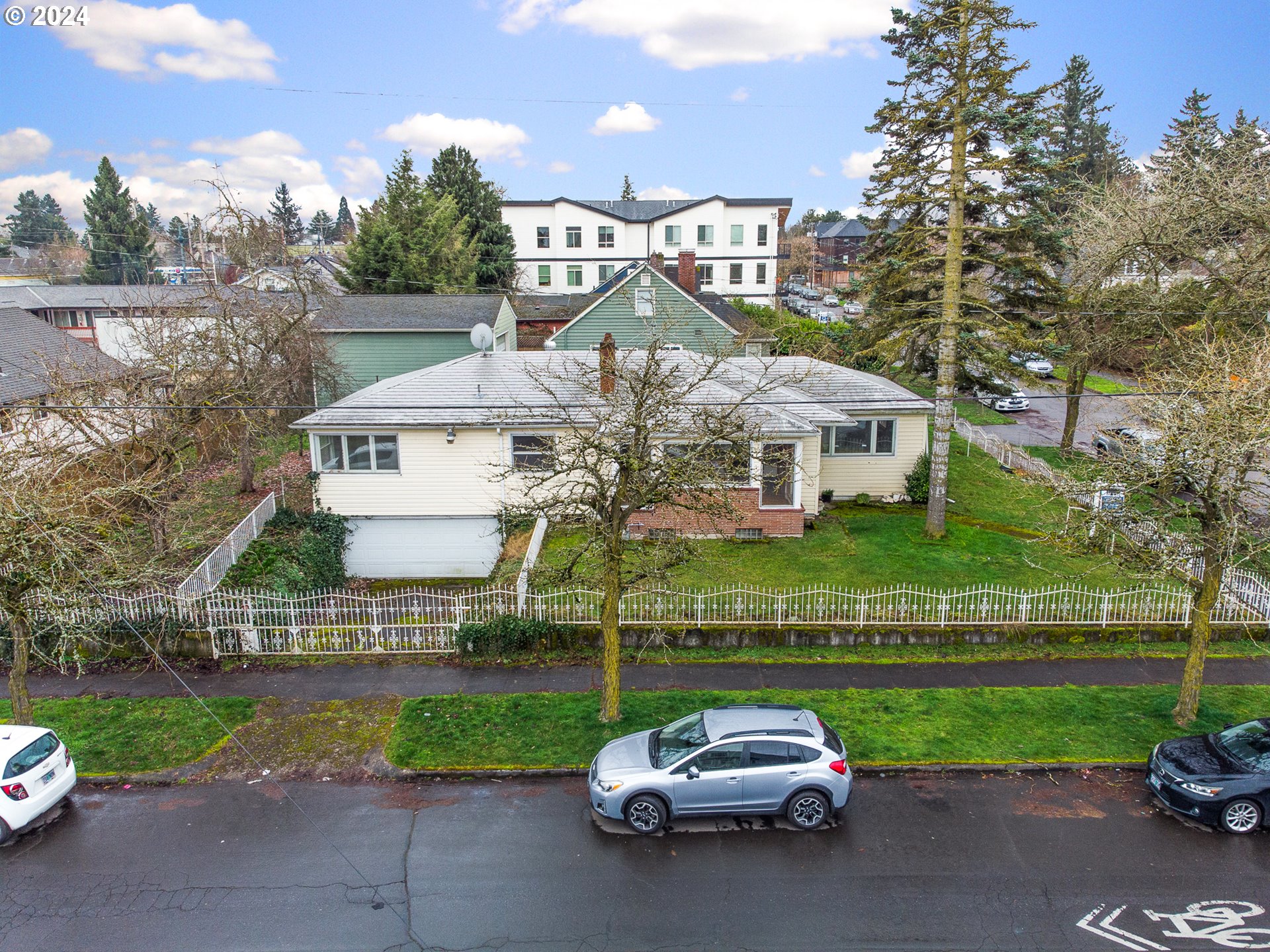 6710 N GREENWICH AVE