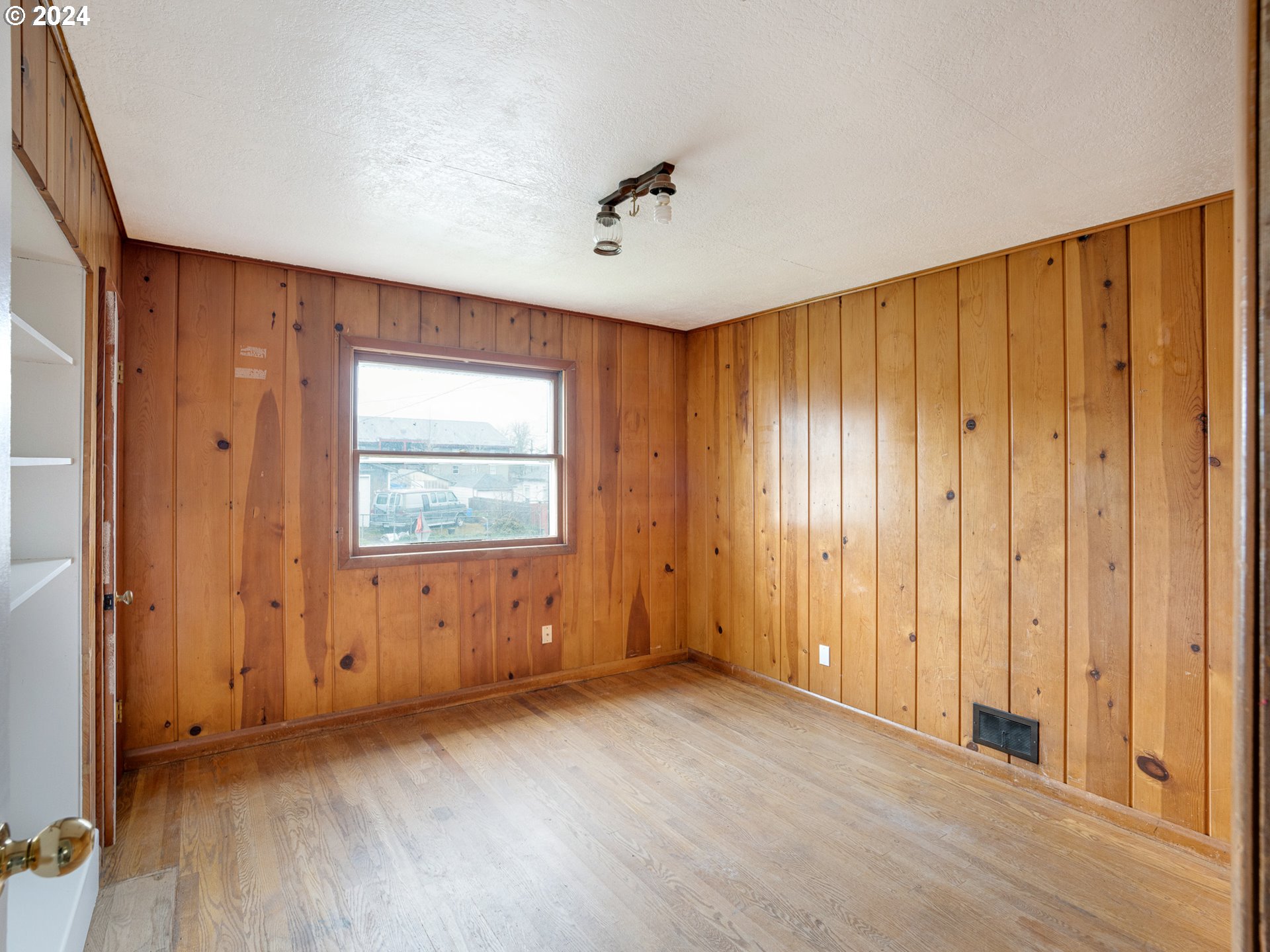 6710 N GREENWICH AVE