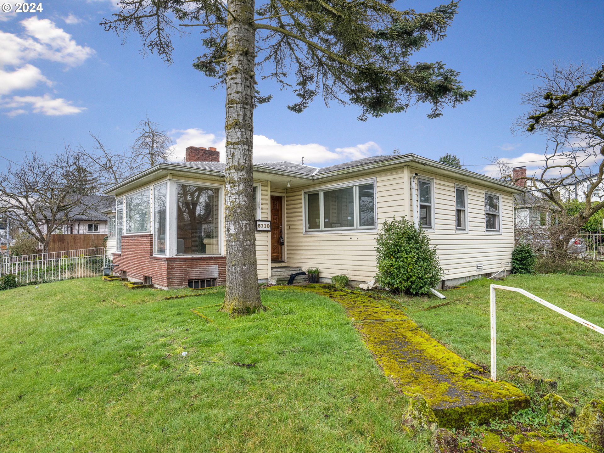 6710 N GREENWICH AVE