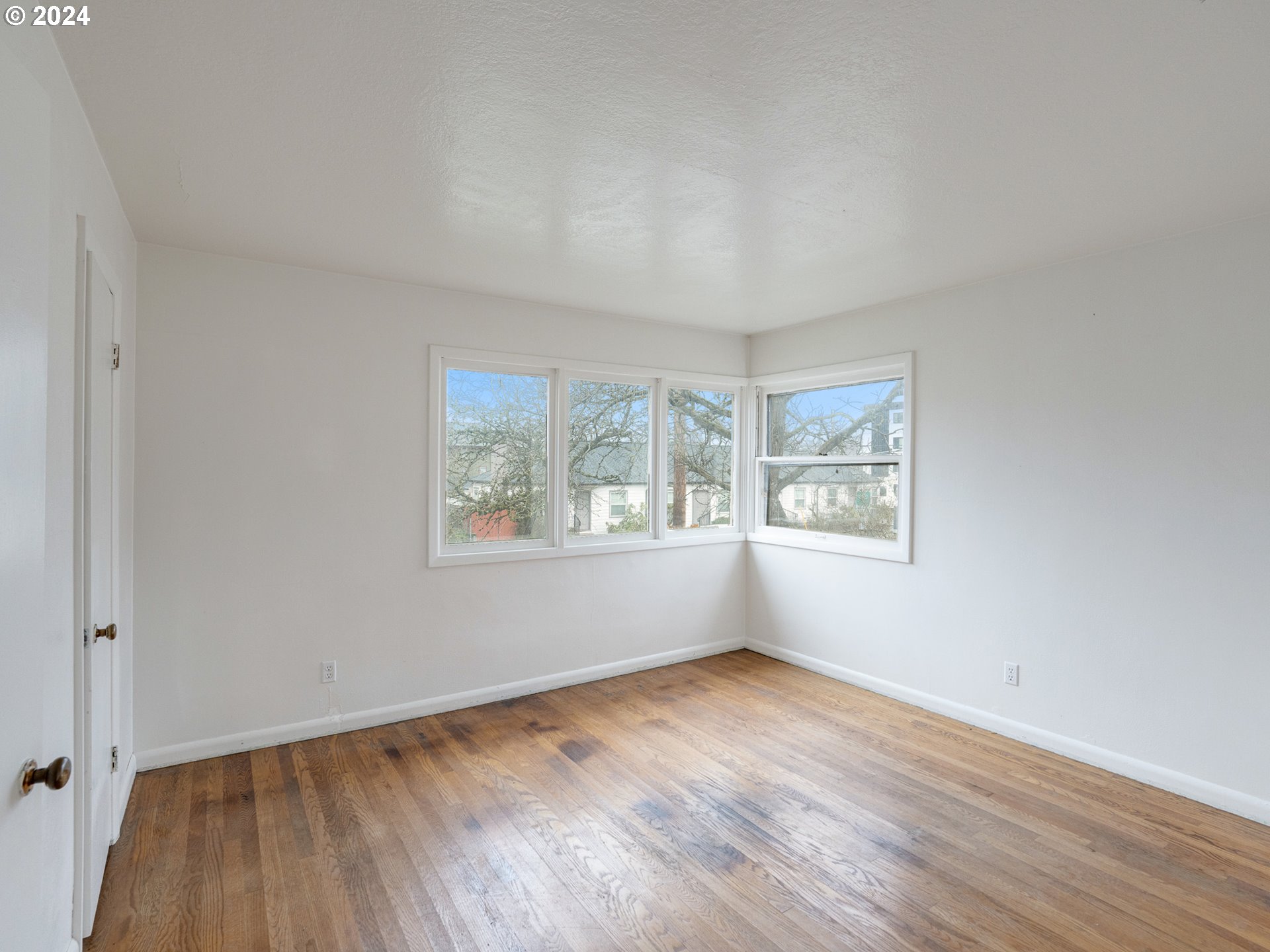 6710 N GREENWICH AVE