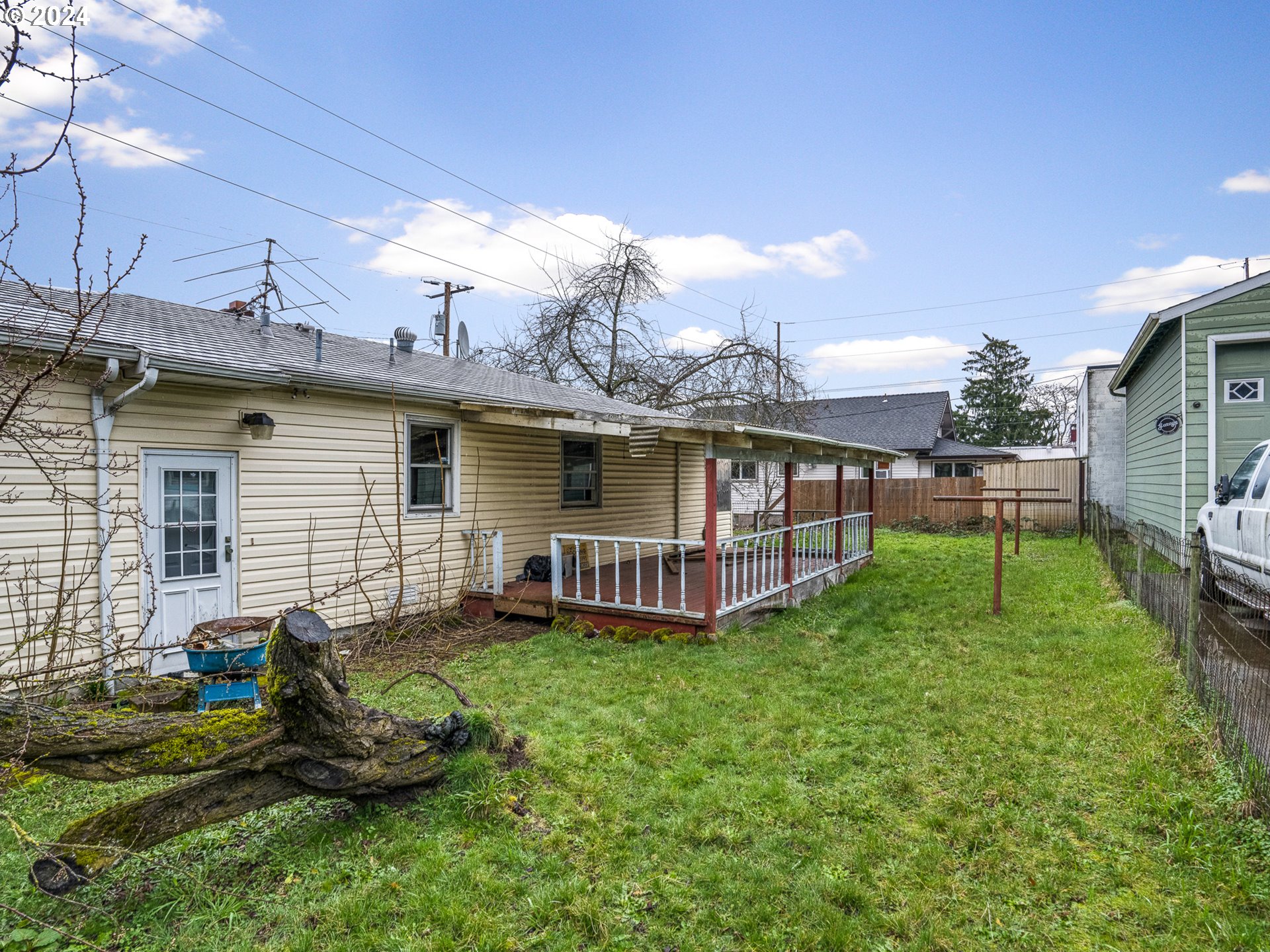 6710 N GREENWICH AVE