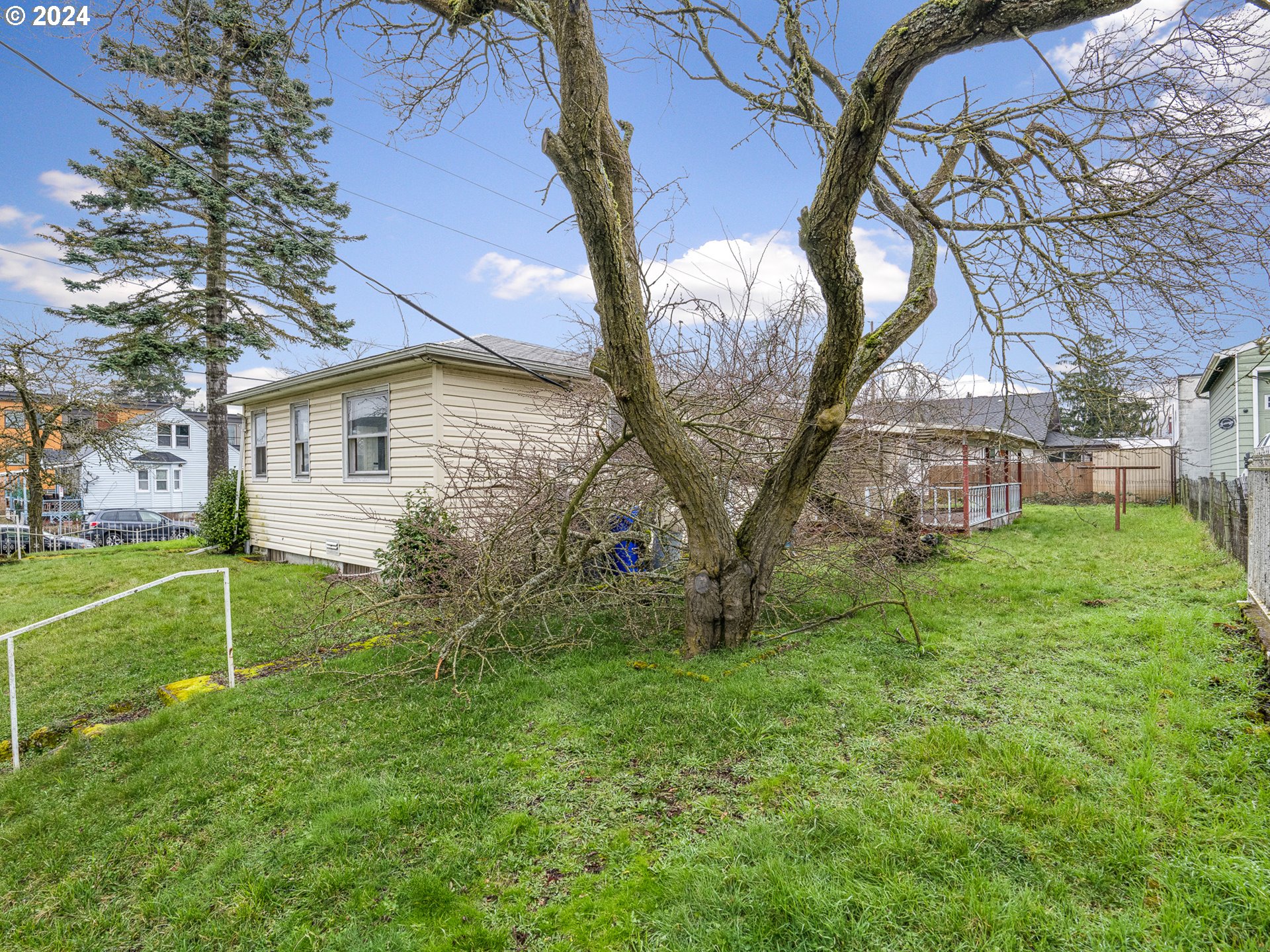 6710 N GREENWICH AVE