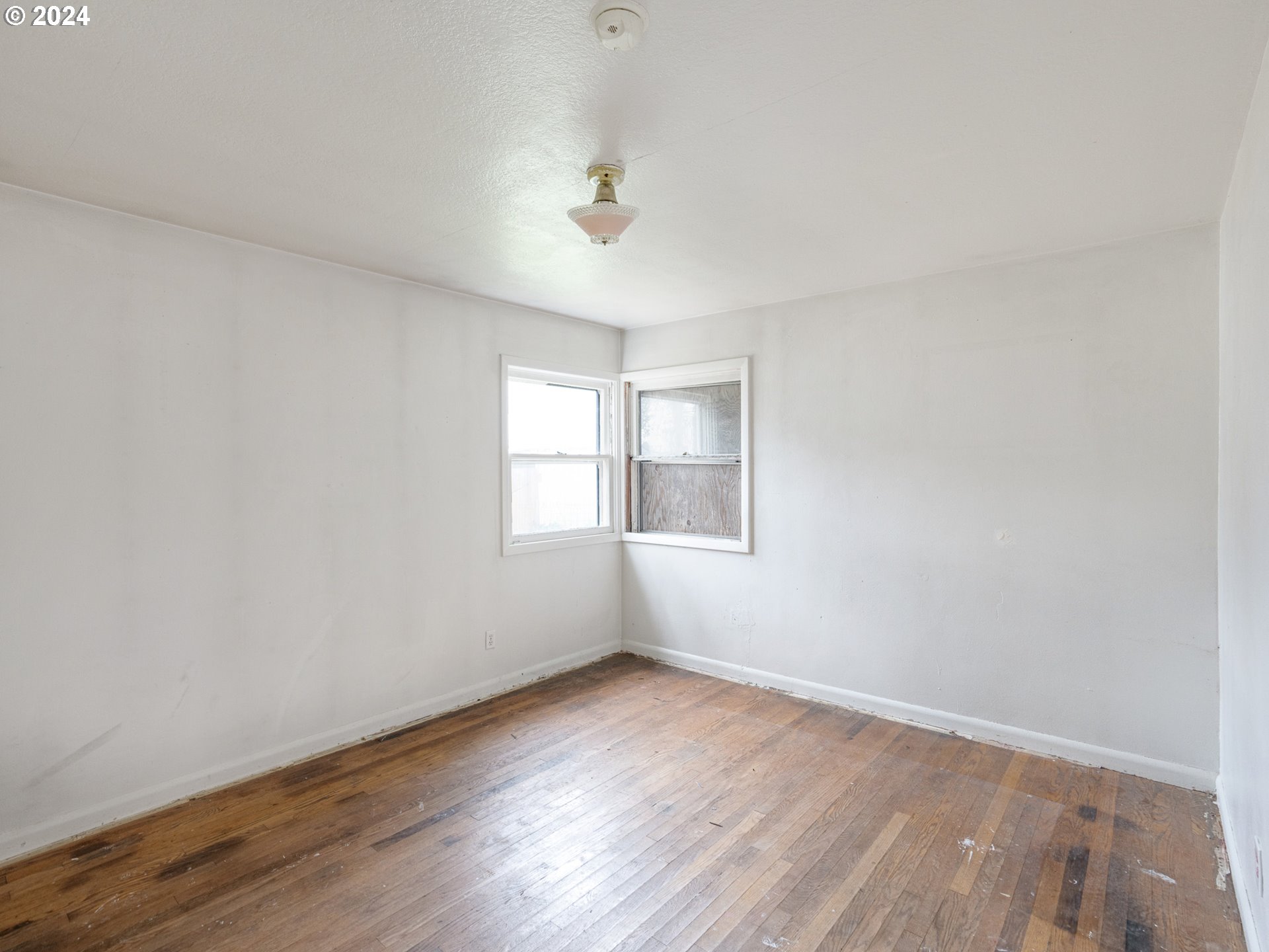 6710 N GREENWICH AVE