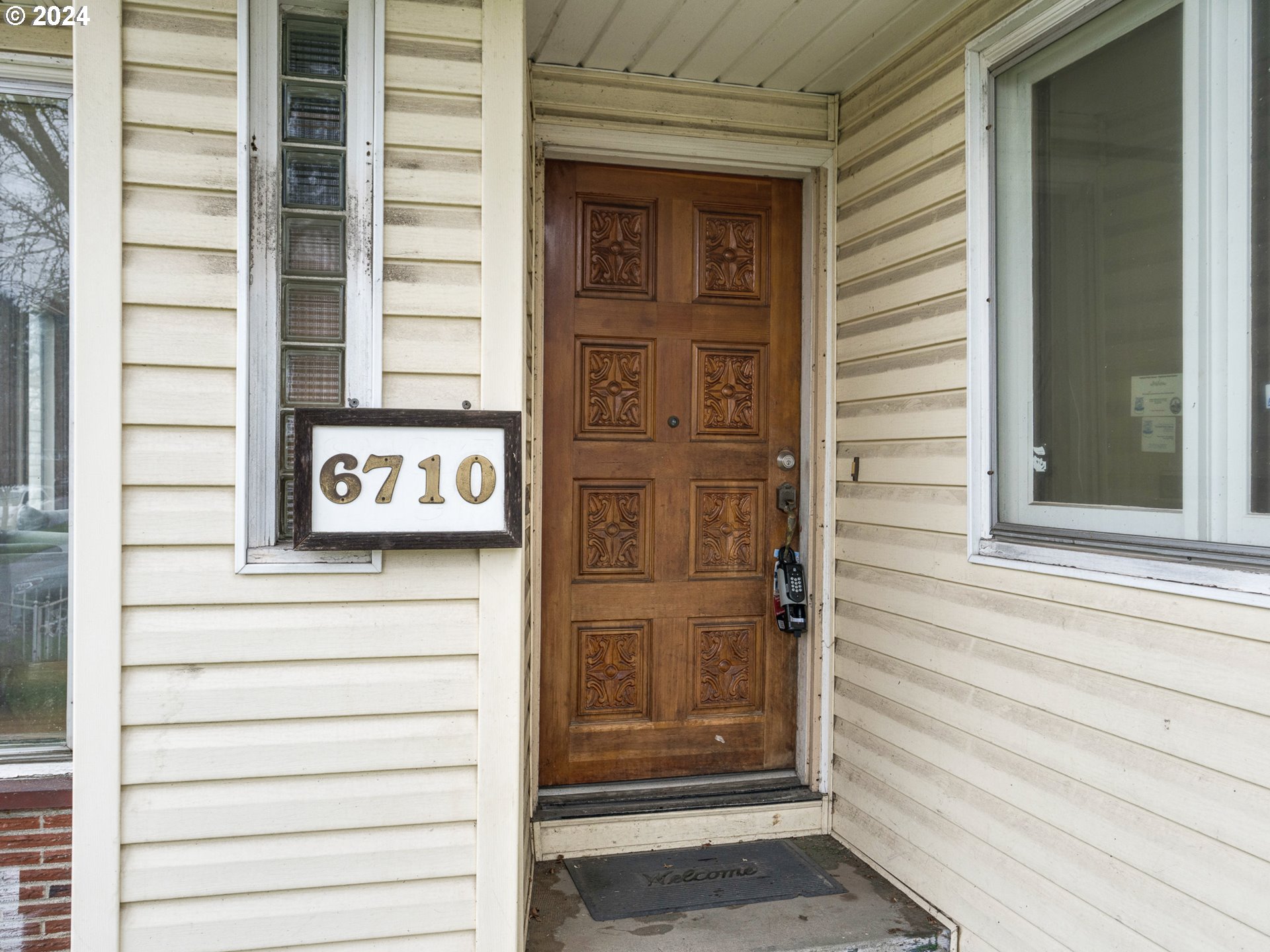 6710 N GREENWICH AVE