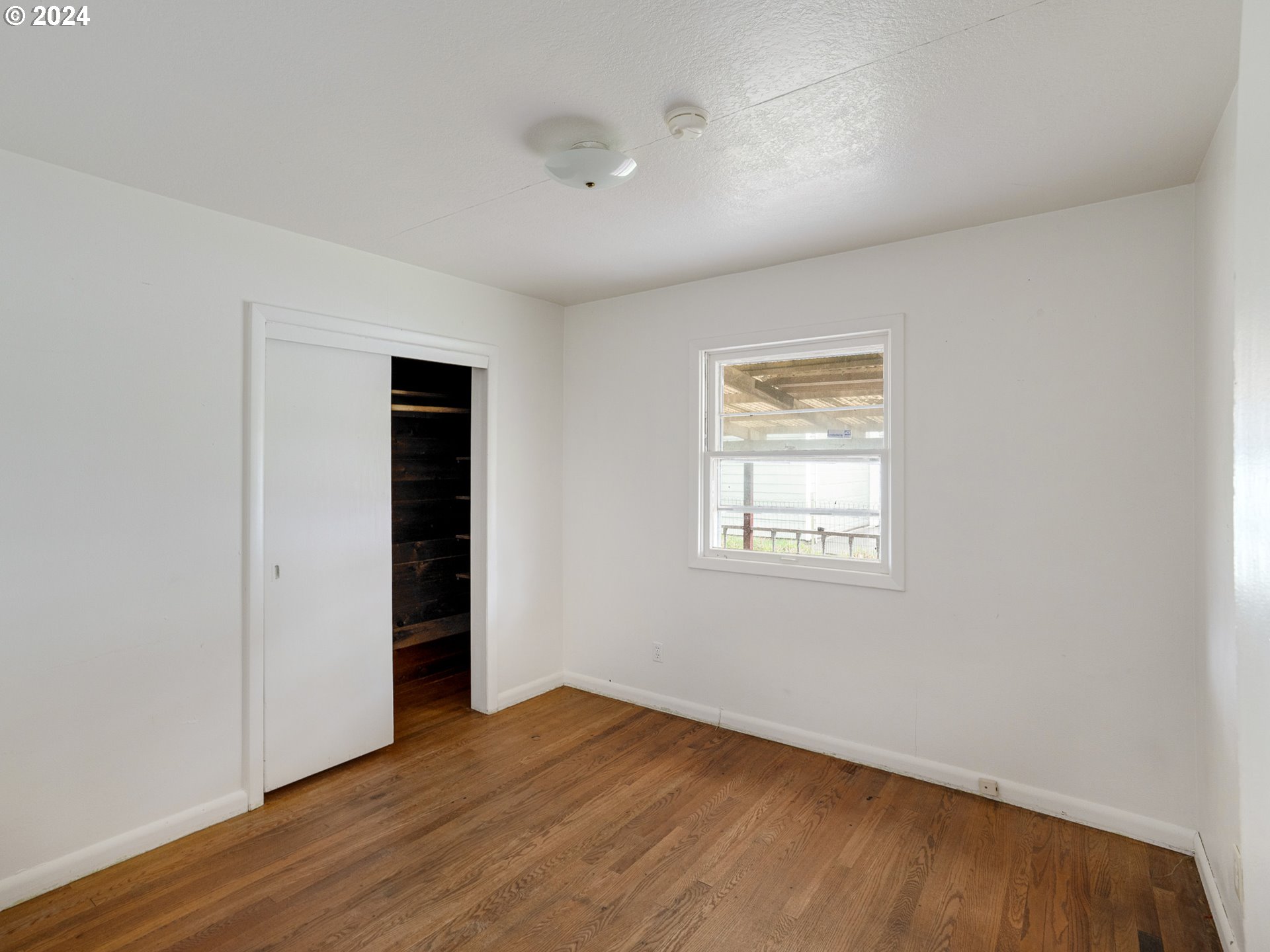 6710 N GREENWICH AVE