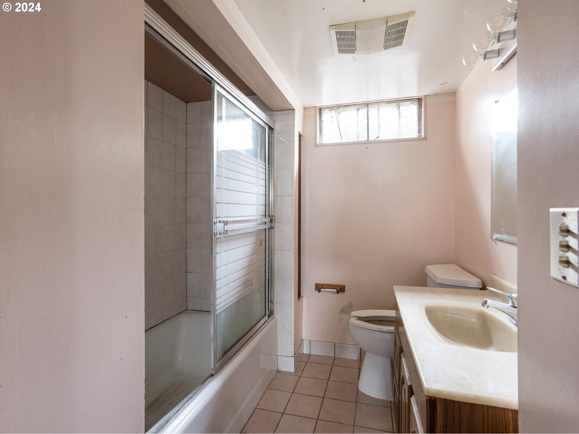 6710 N GREENWICH AVE