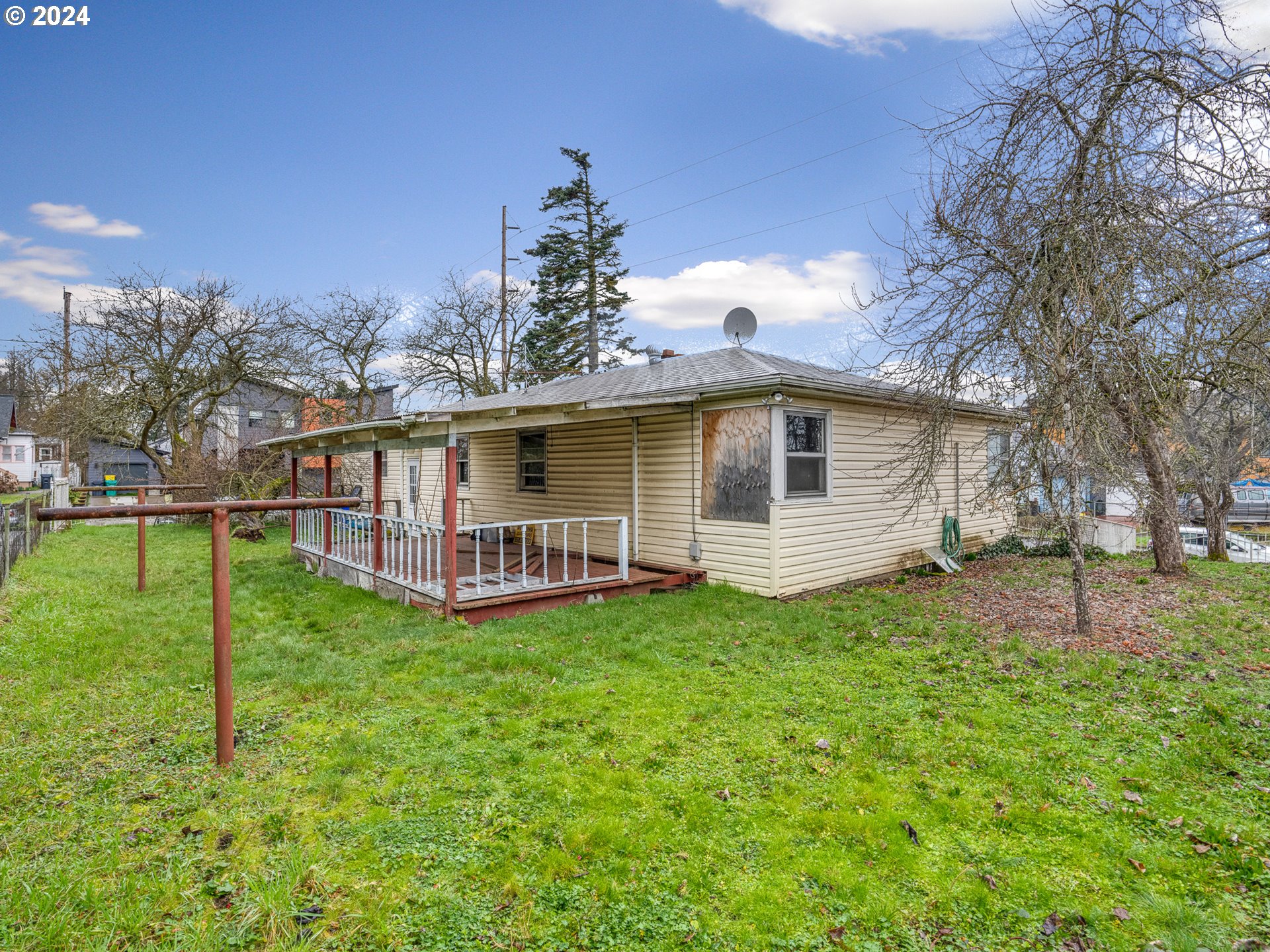 6710 N GREENWICH AVE