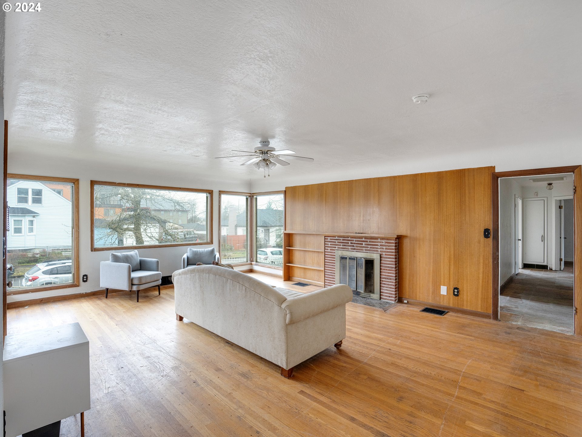 6710 N GREENWICH AVE