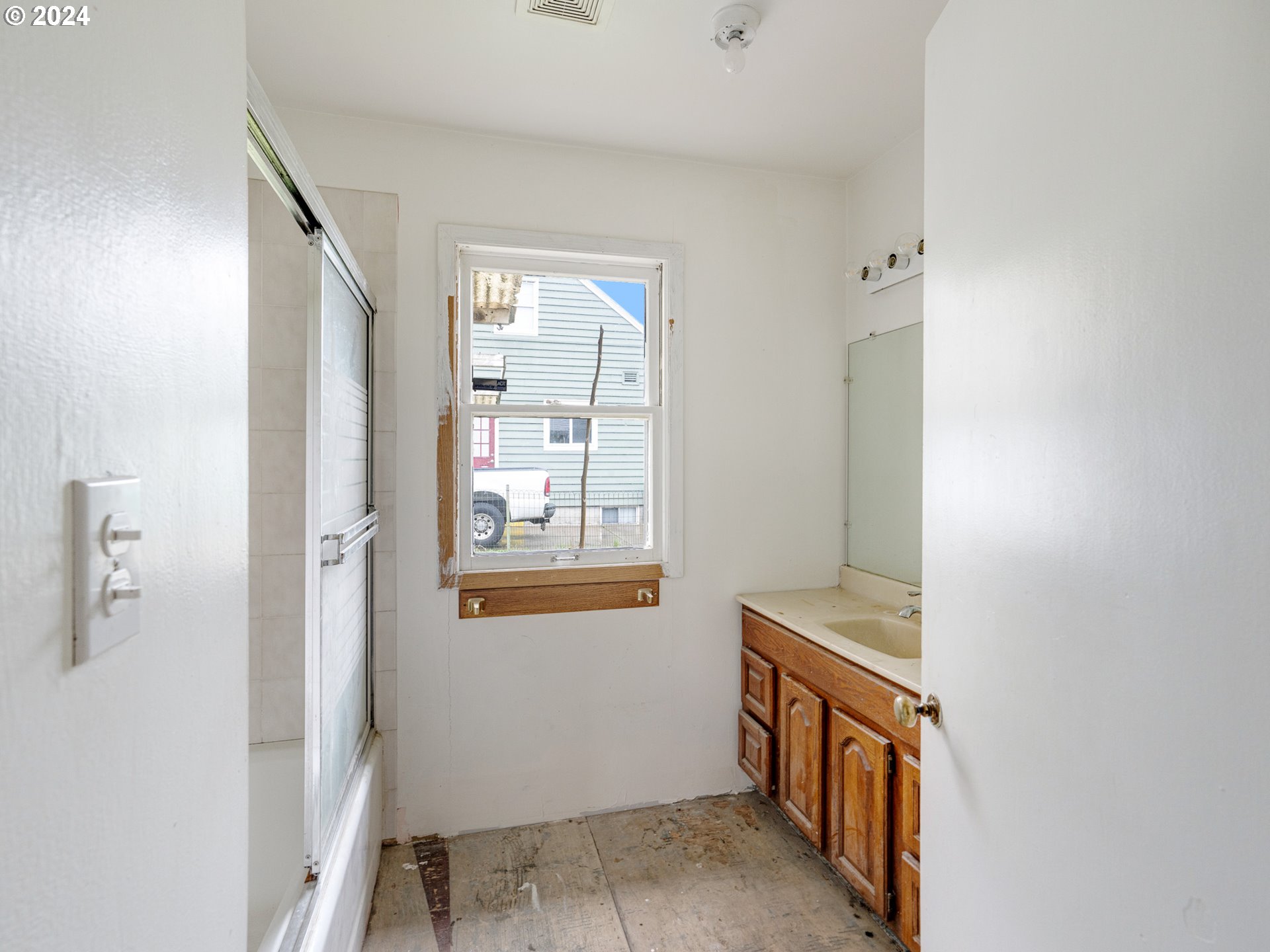 6710 N GREENWICH AVE