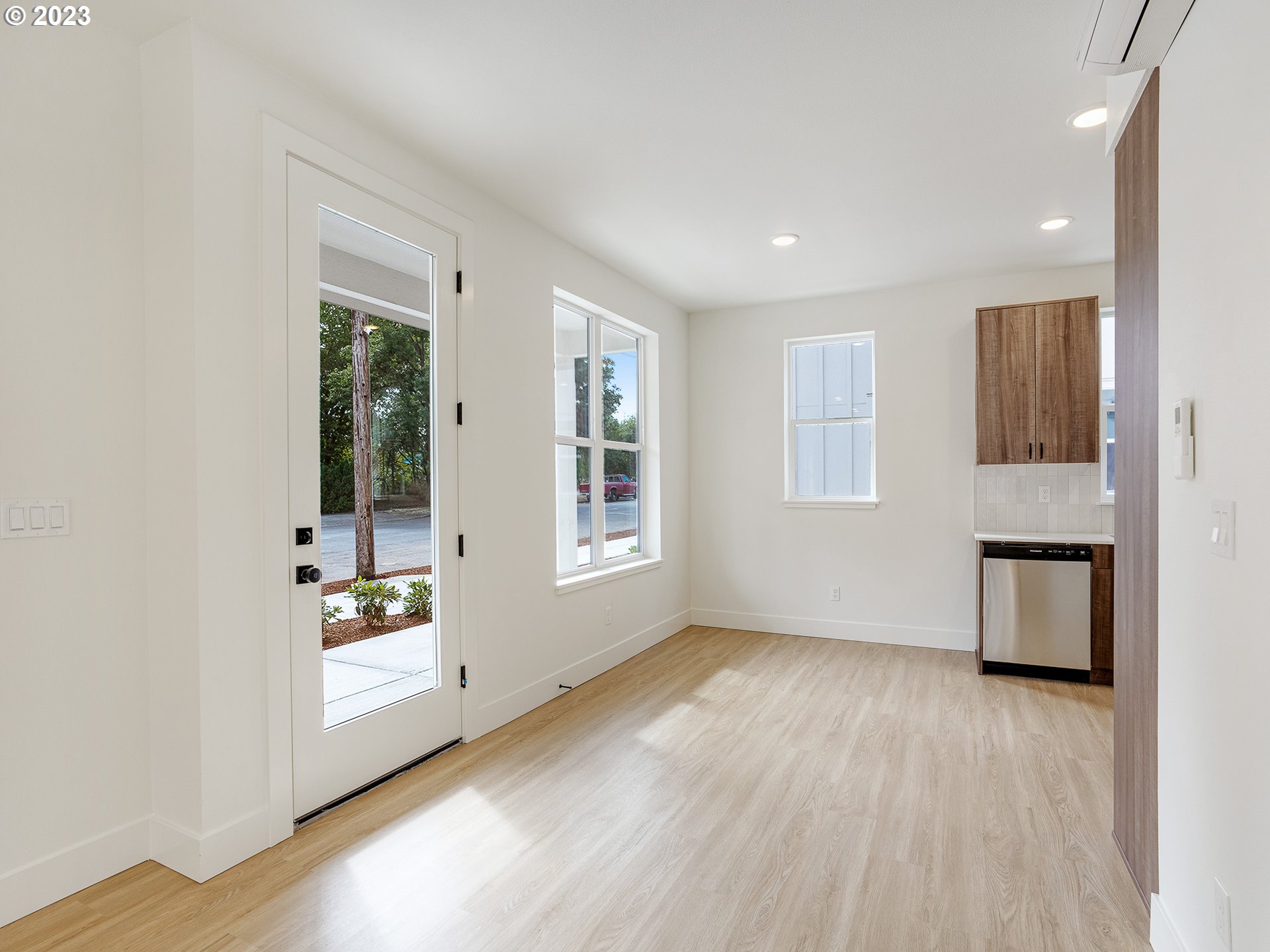 7557 N Gilbert AVE 1