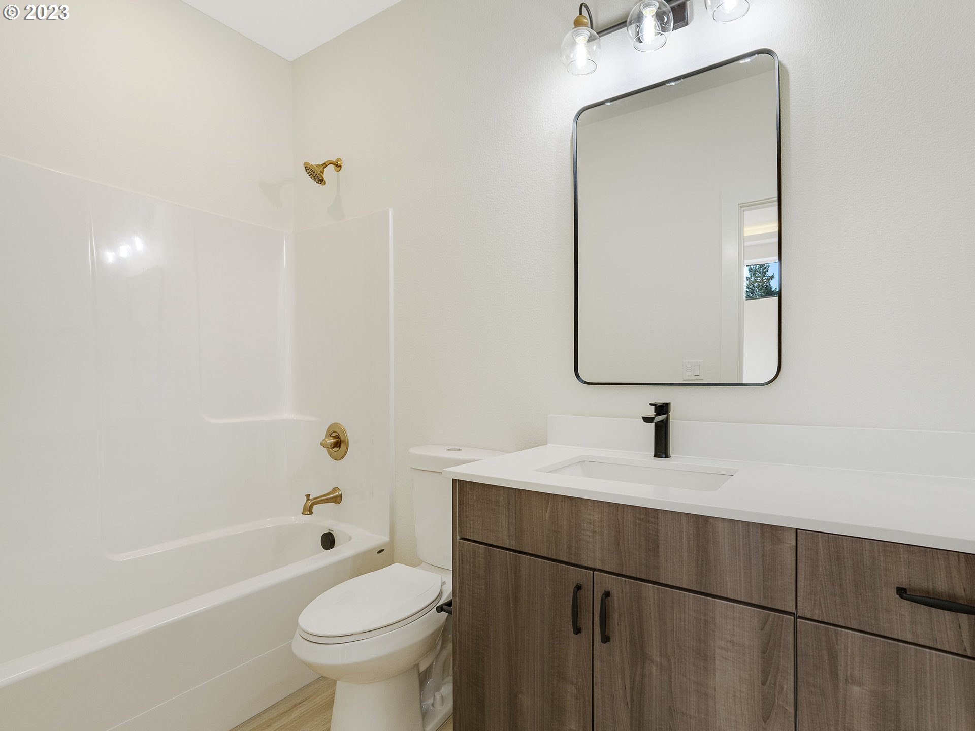 7557 N Gilbert AVE 1