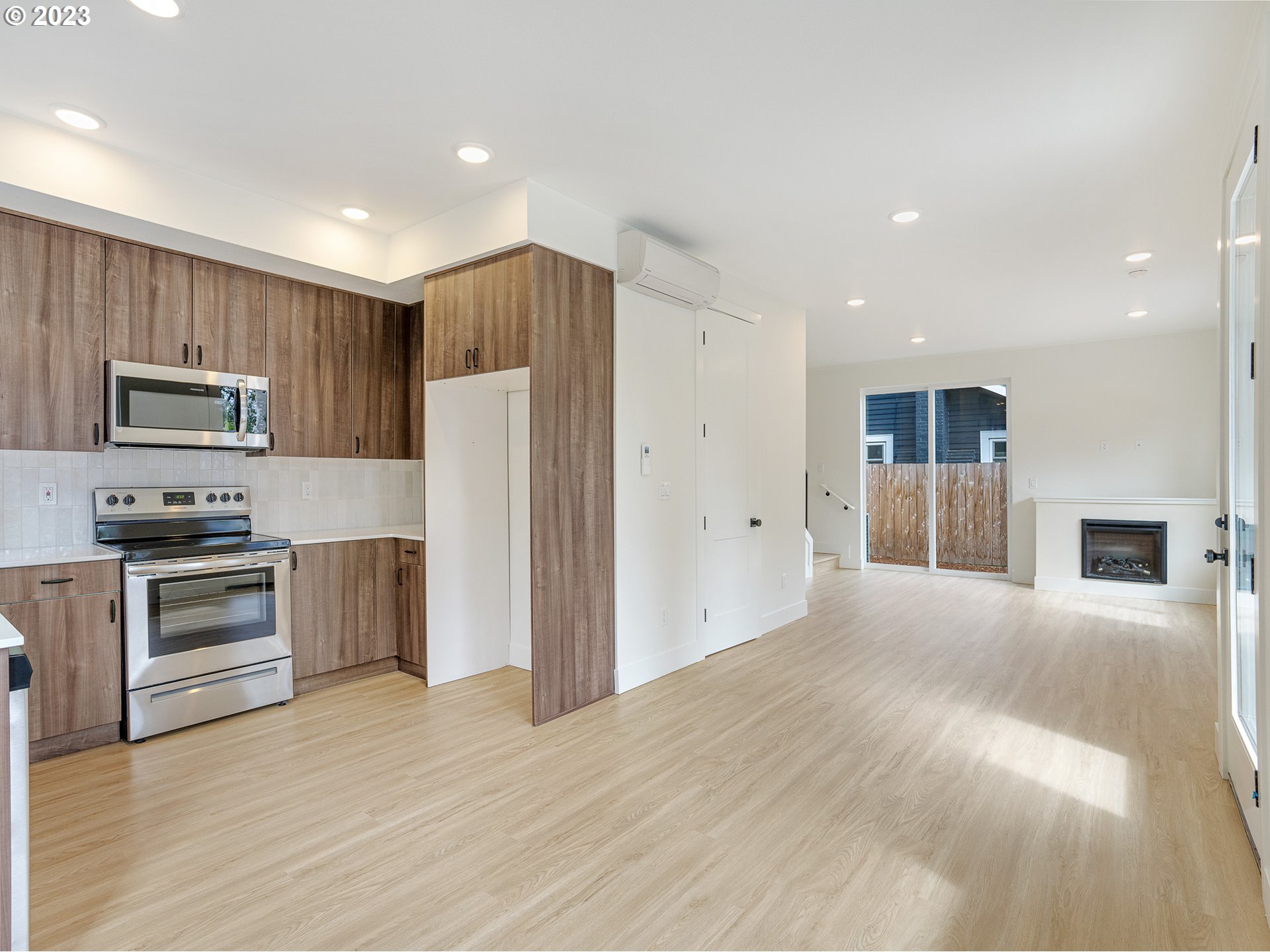 7557 N Gilbert AVE 1