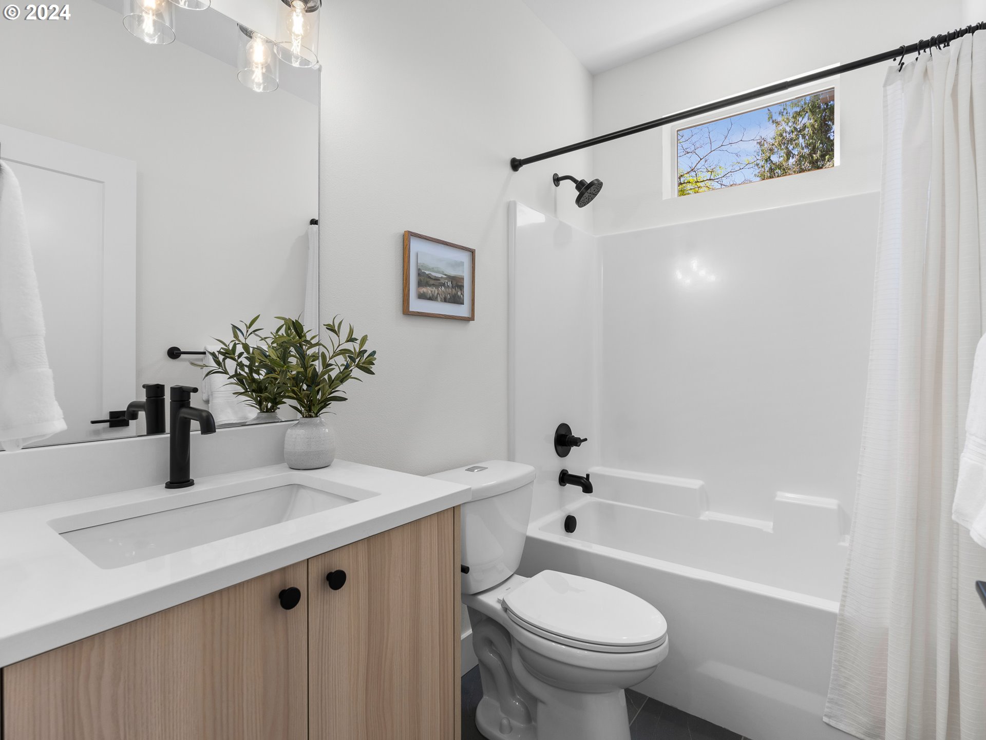 4827 N Commercial AVE 1