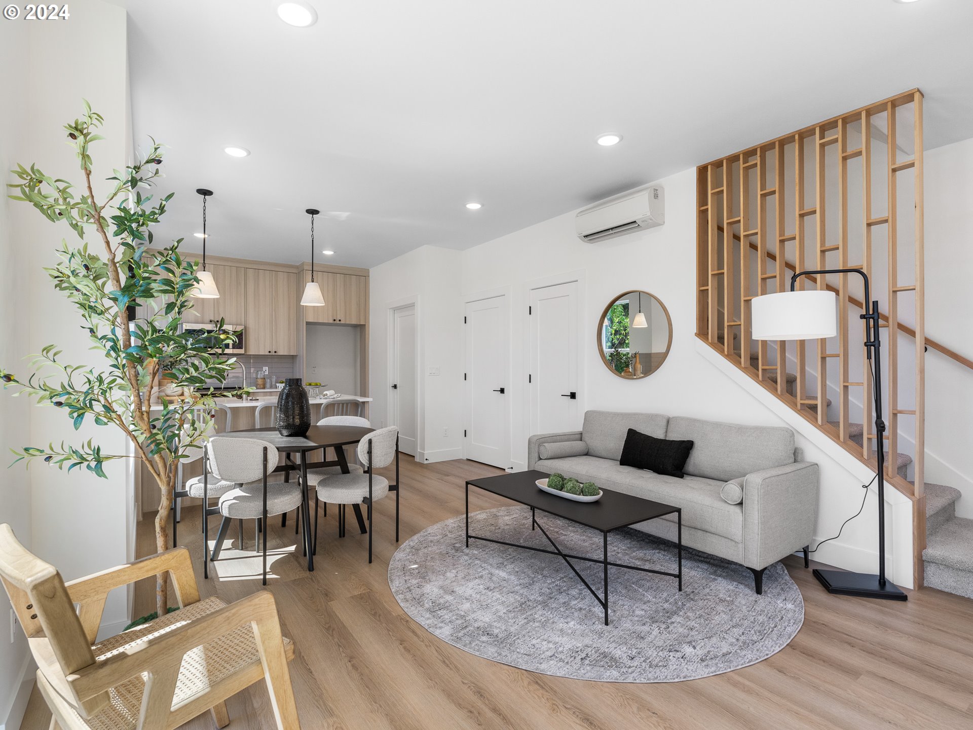 4827 N Commercial AVE 1