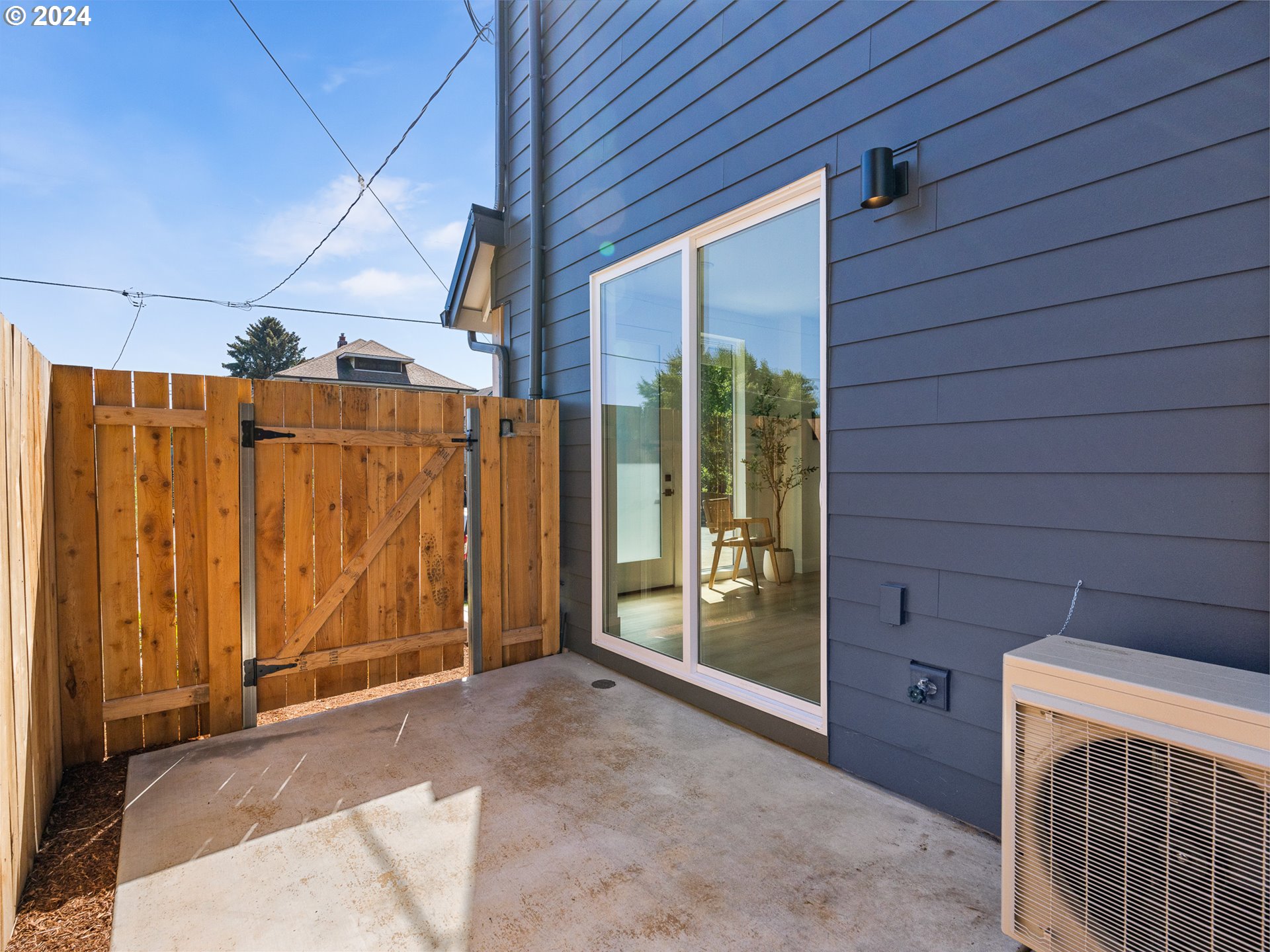 4827 N Commercial AVE 1