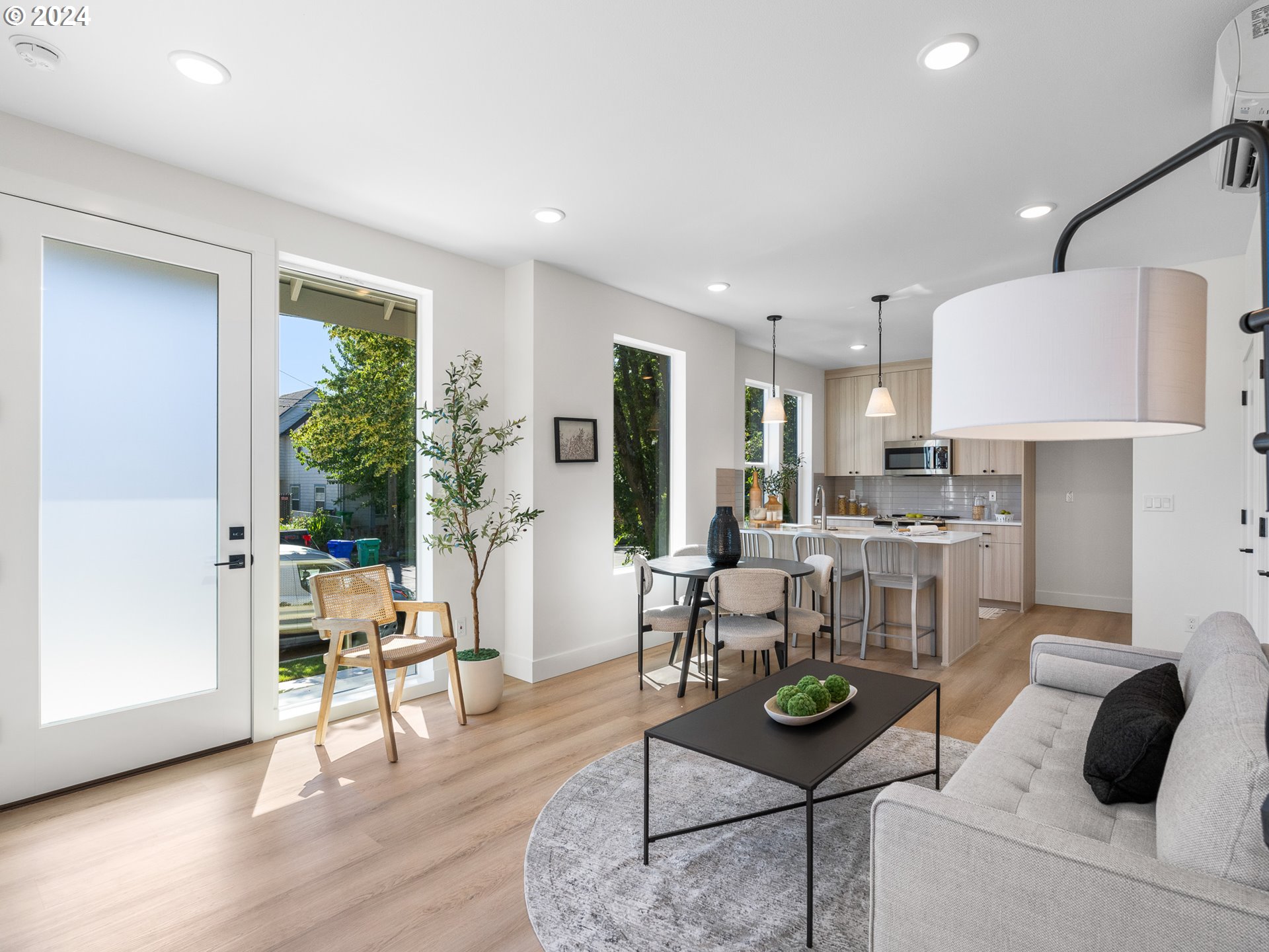 4827 N Commercial AVE 1