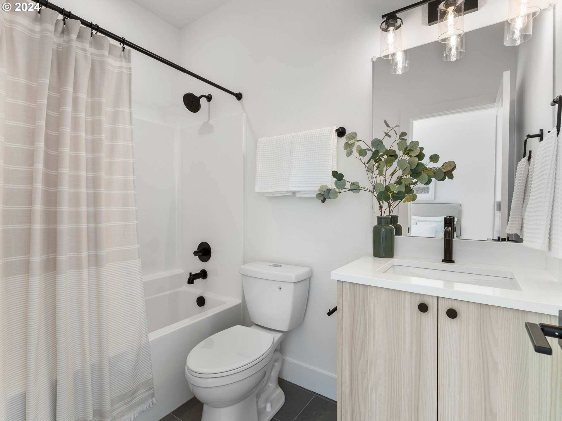 4827 N Commercial AVE 1