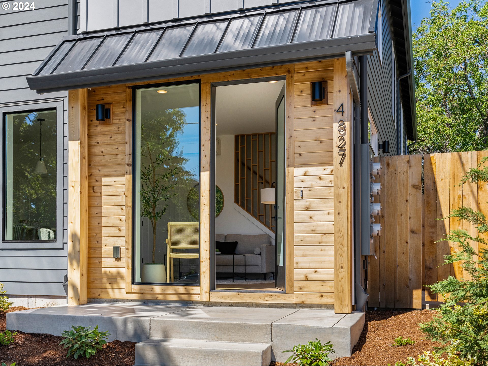 4827 N Commercial AVE 1