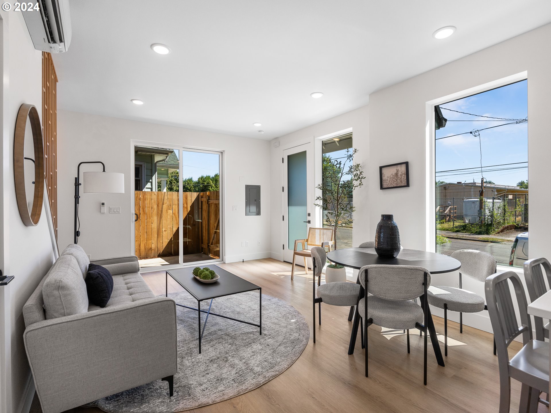 4827 N Commercial AVE 1