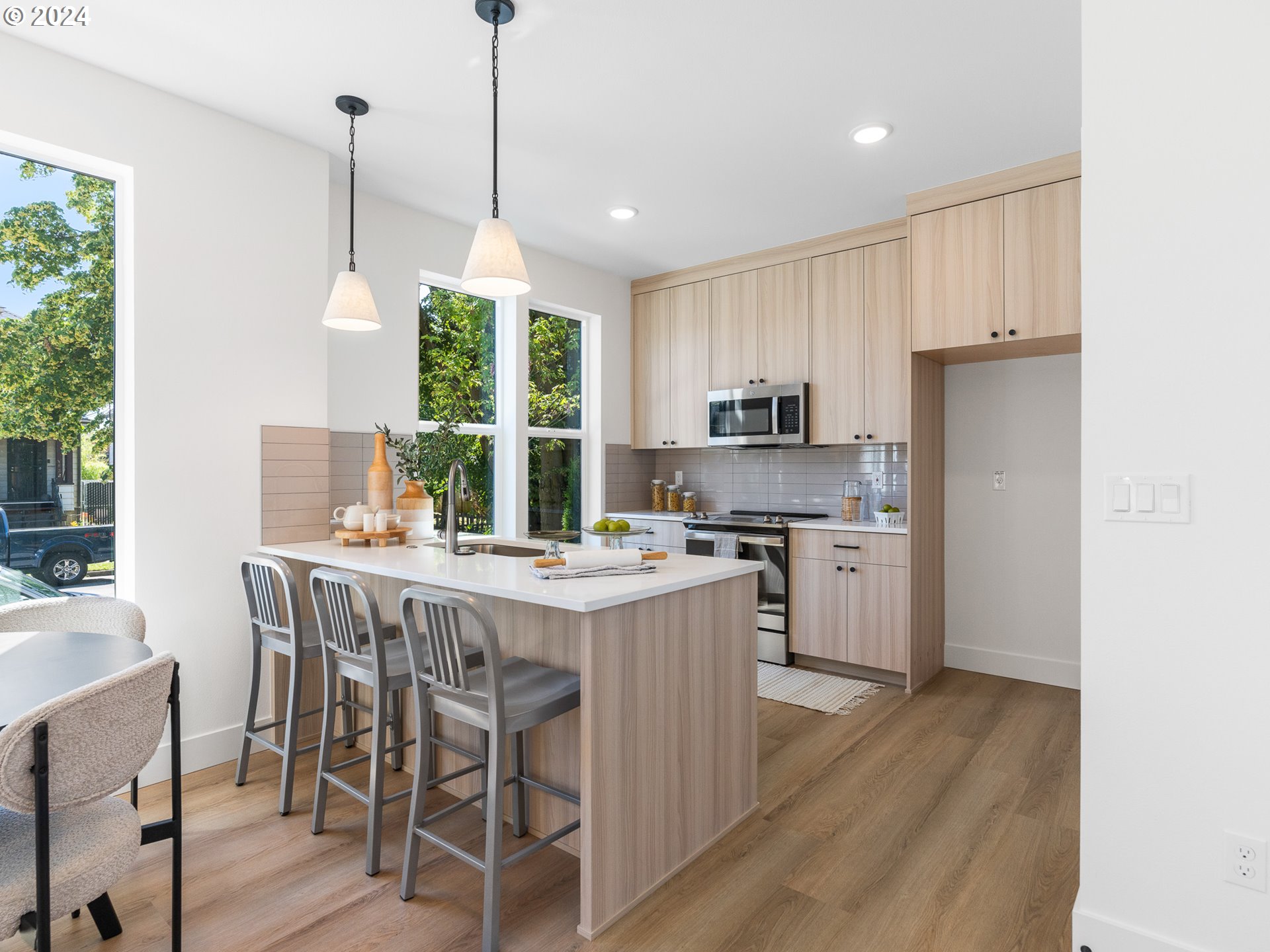 4827 N Commercial AVE 1