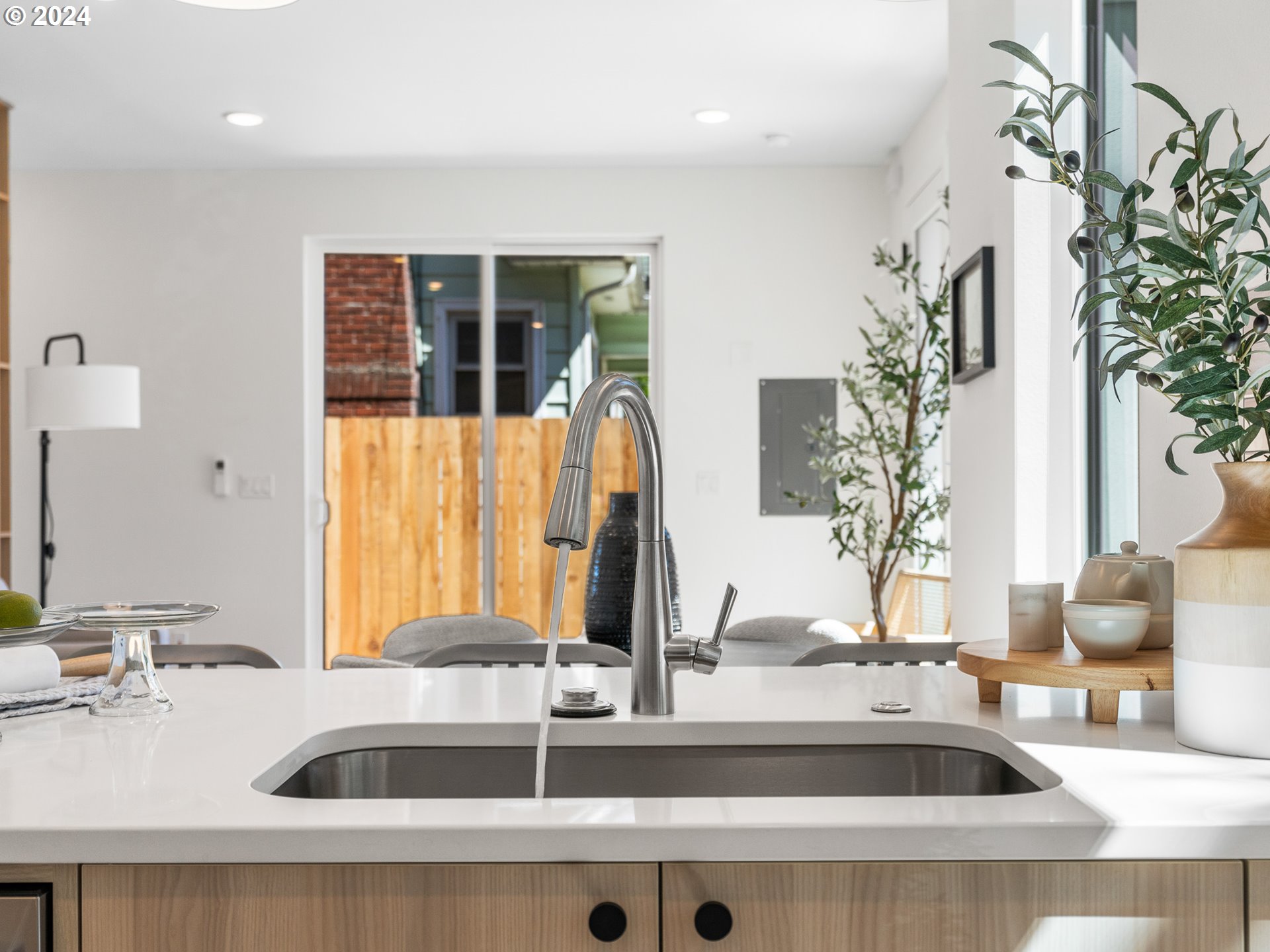 4827 N Commercial AVE 1