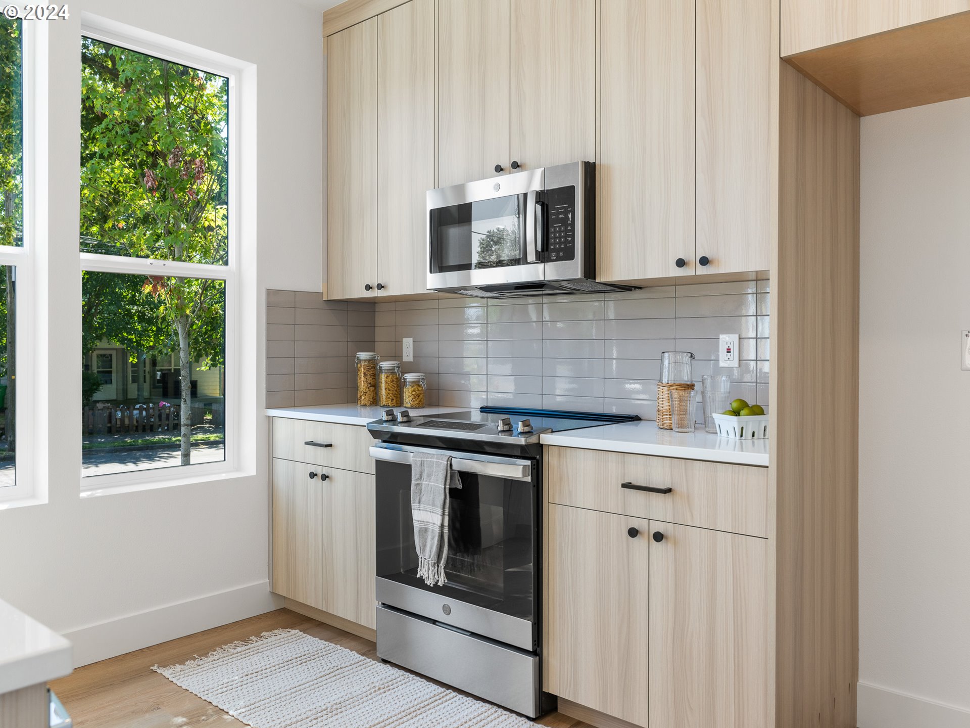 4827 N Commercial AVE 1