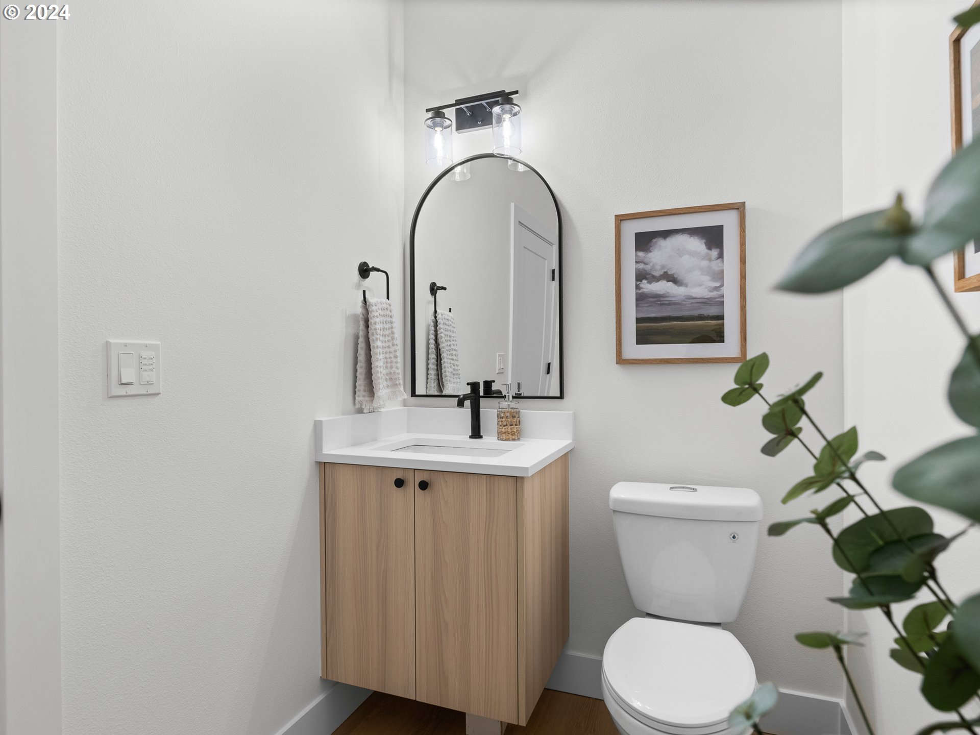 4827 N Commercial AVE 1