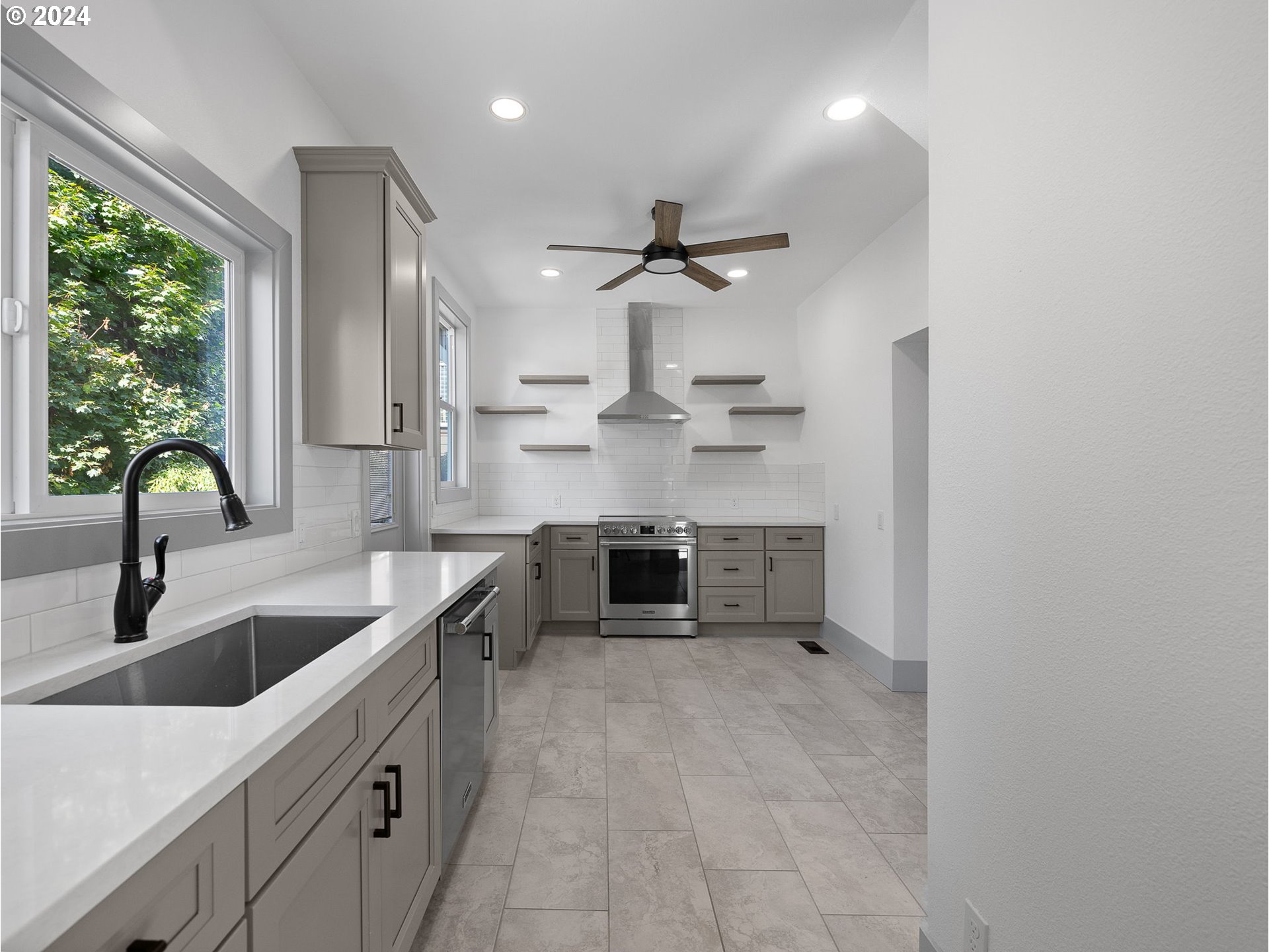 1121 SE CESAR E CHAVEZ BLVD