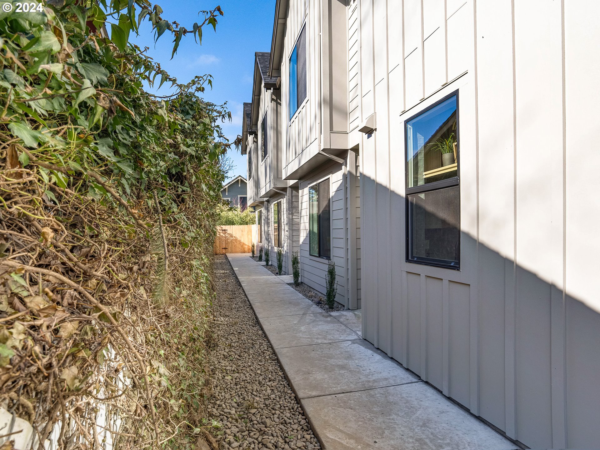 6121 SE 45th AVE