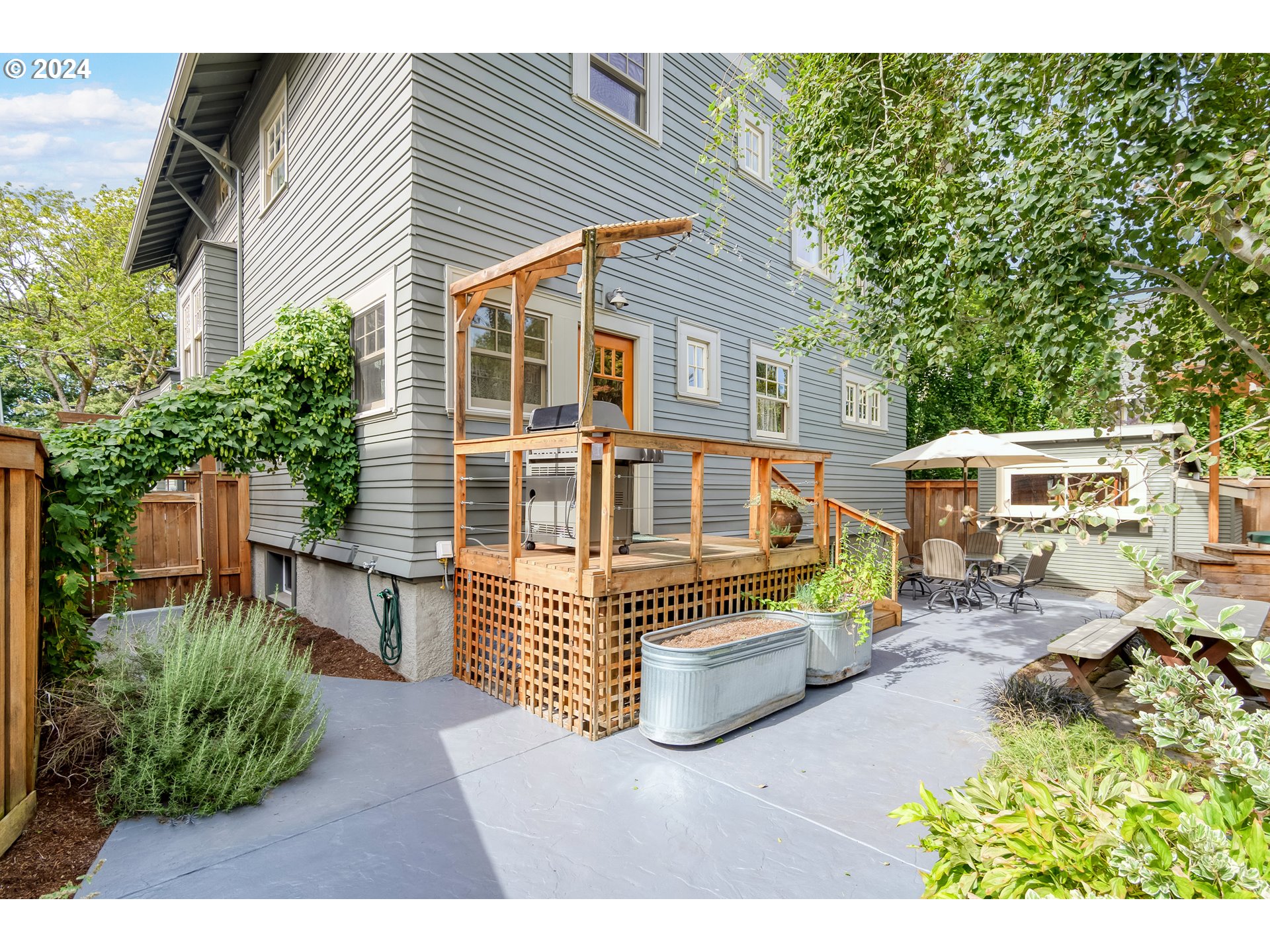 2400 NE 25TH AVE