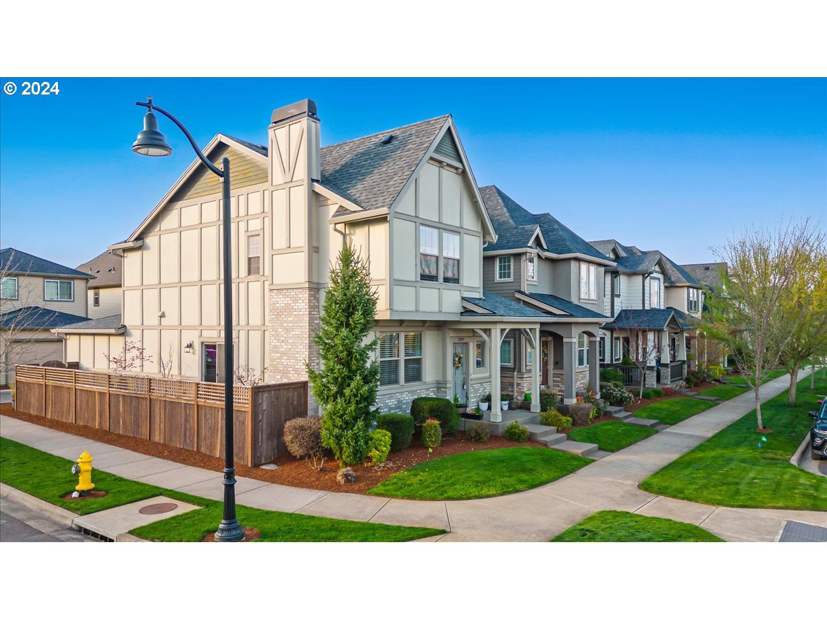 28395 SW VILLEBOIS DR N