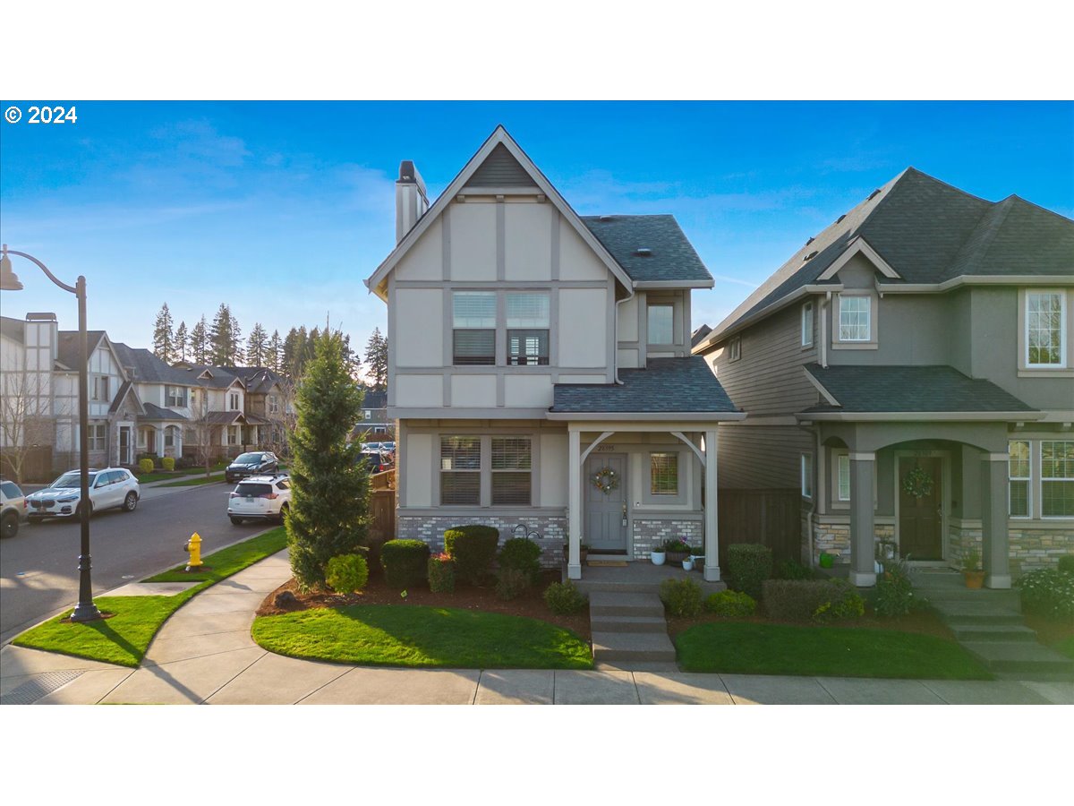 28395 SW VILLEBOIS DR N