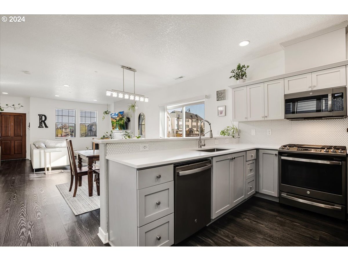 28395 SW VILLEBOIS DR N