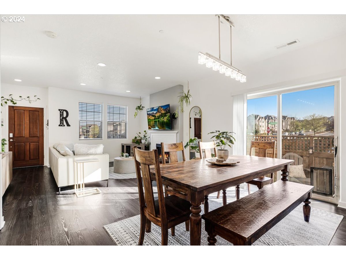 28395 SW VILLEBOIS DR N