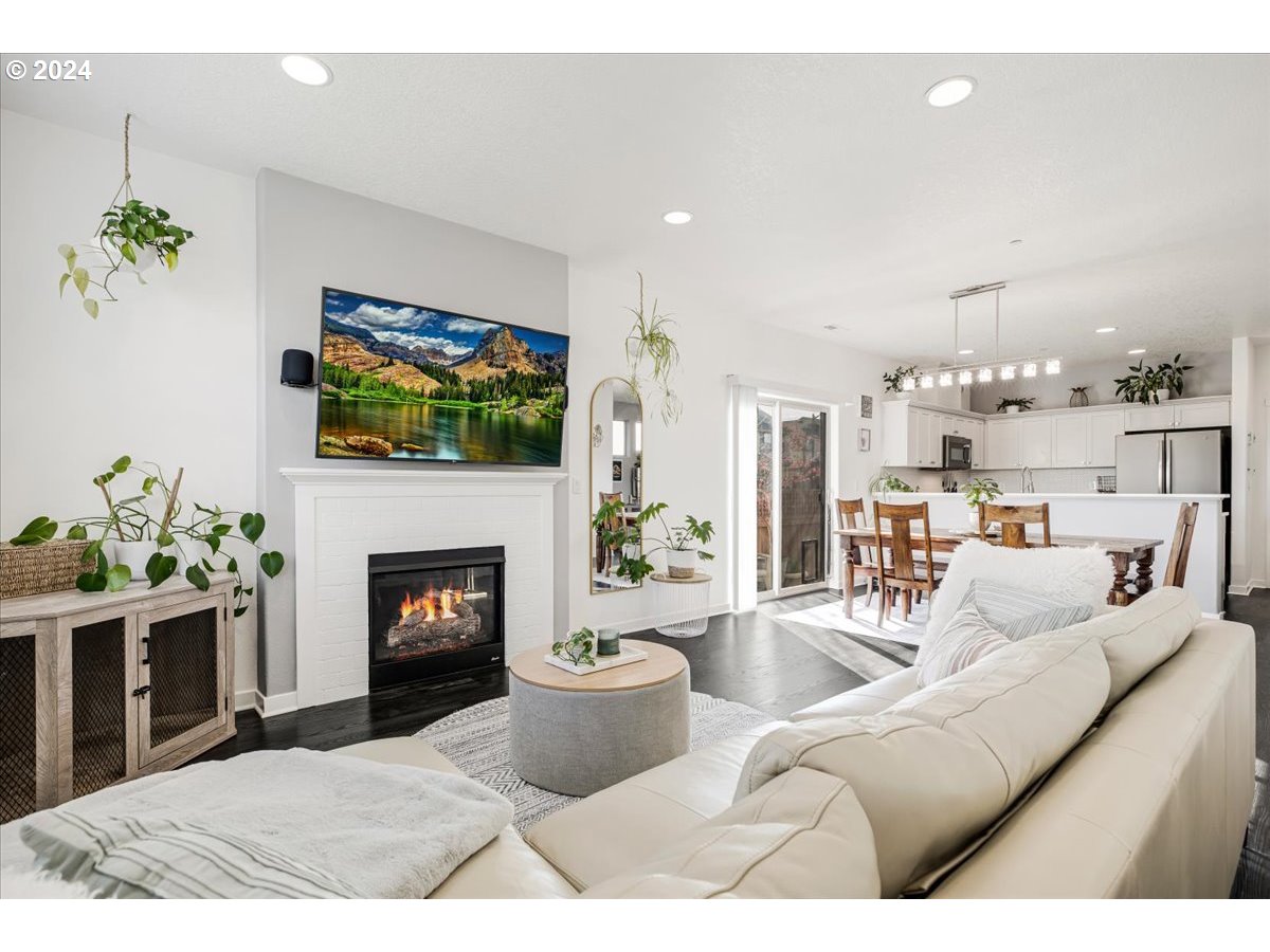 28395 SW VILLEBOIS DR N