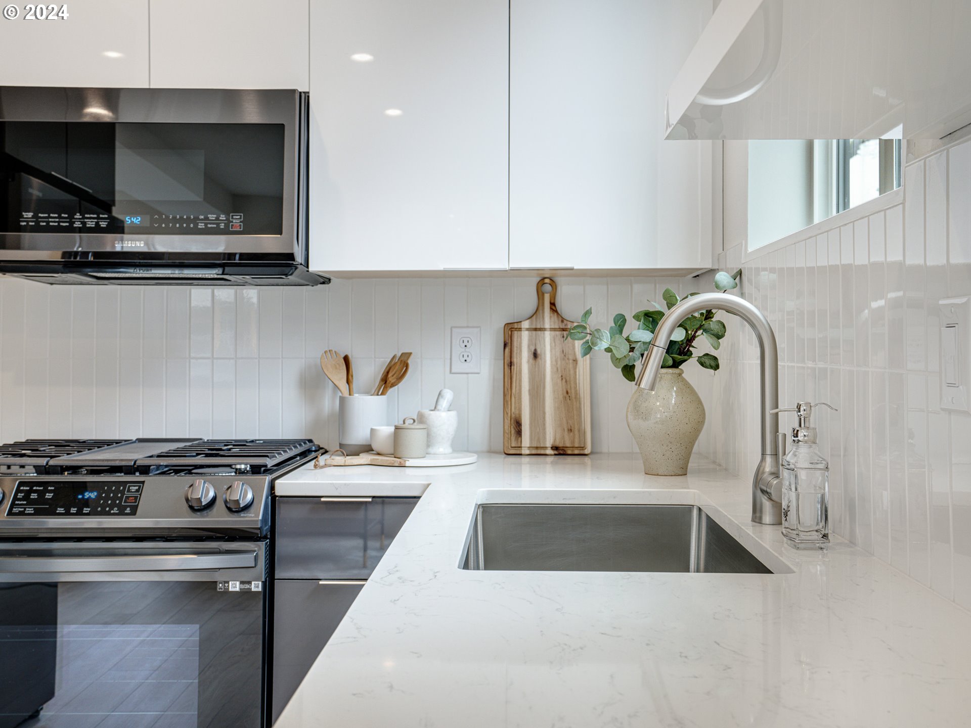 5922 N Michigan AVE 1