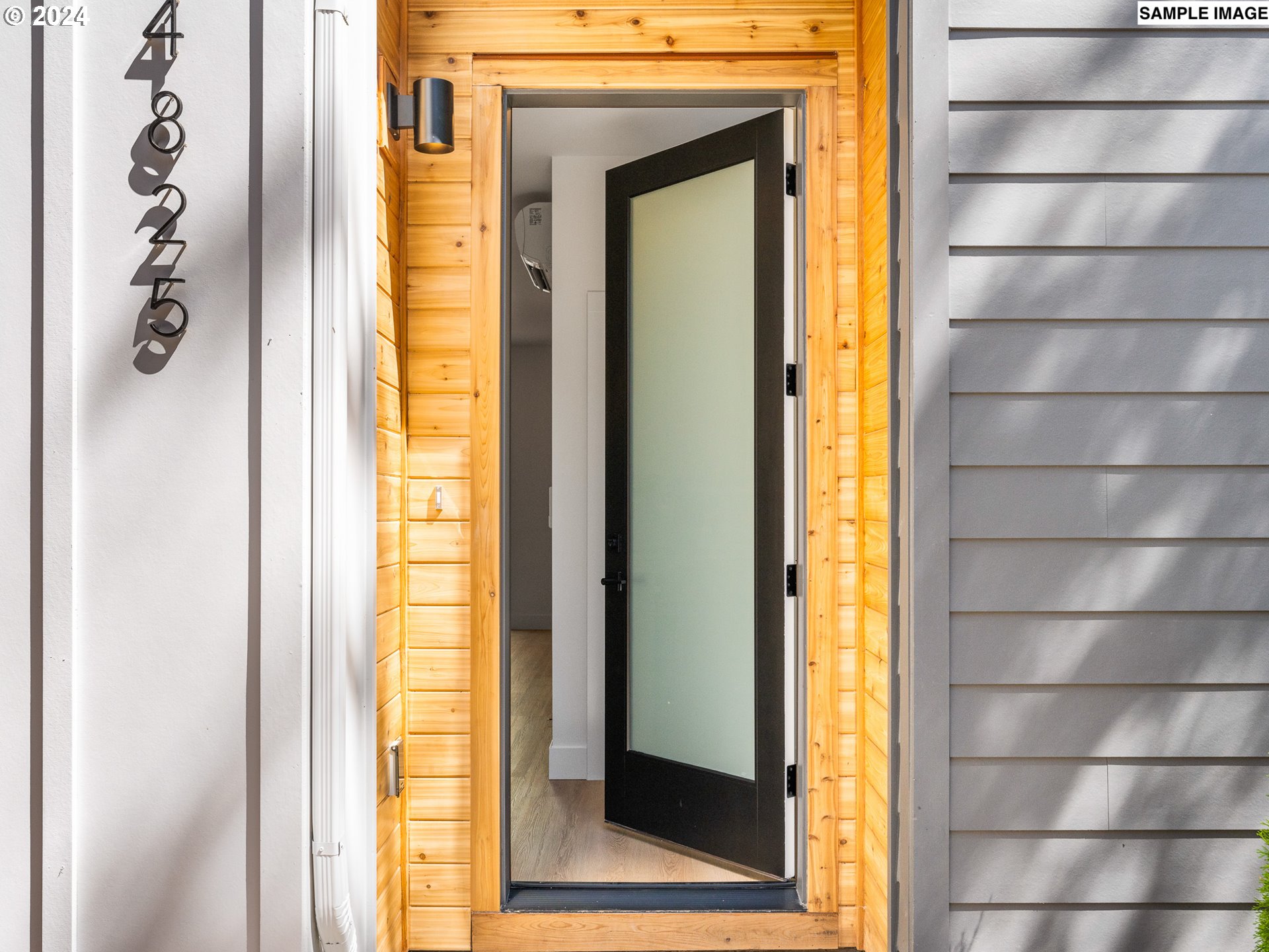 4821 N Commercial AVE 4