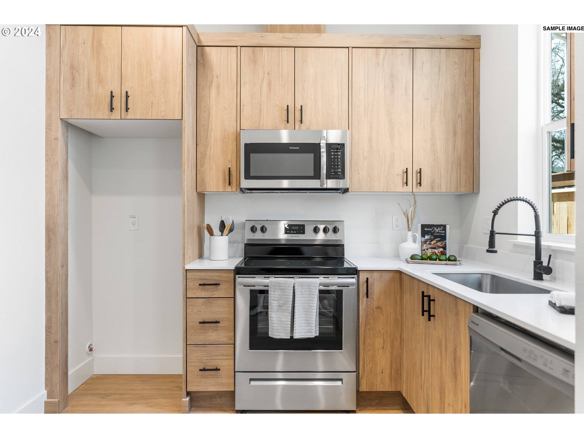 6627 N Fessenden ST 5