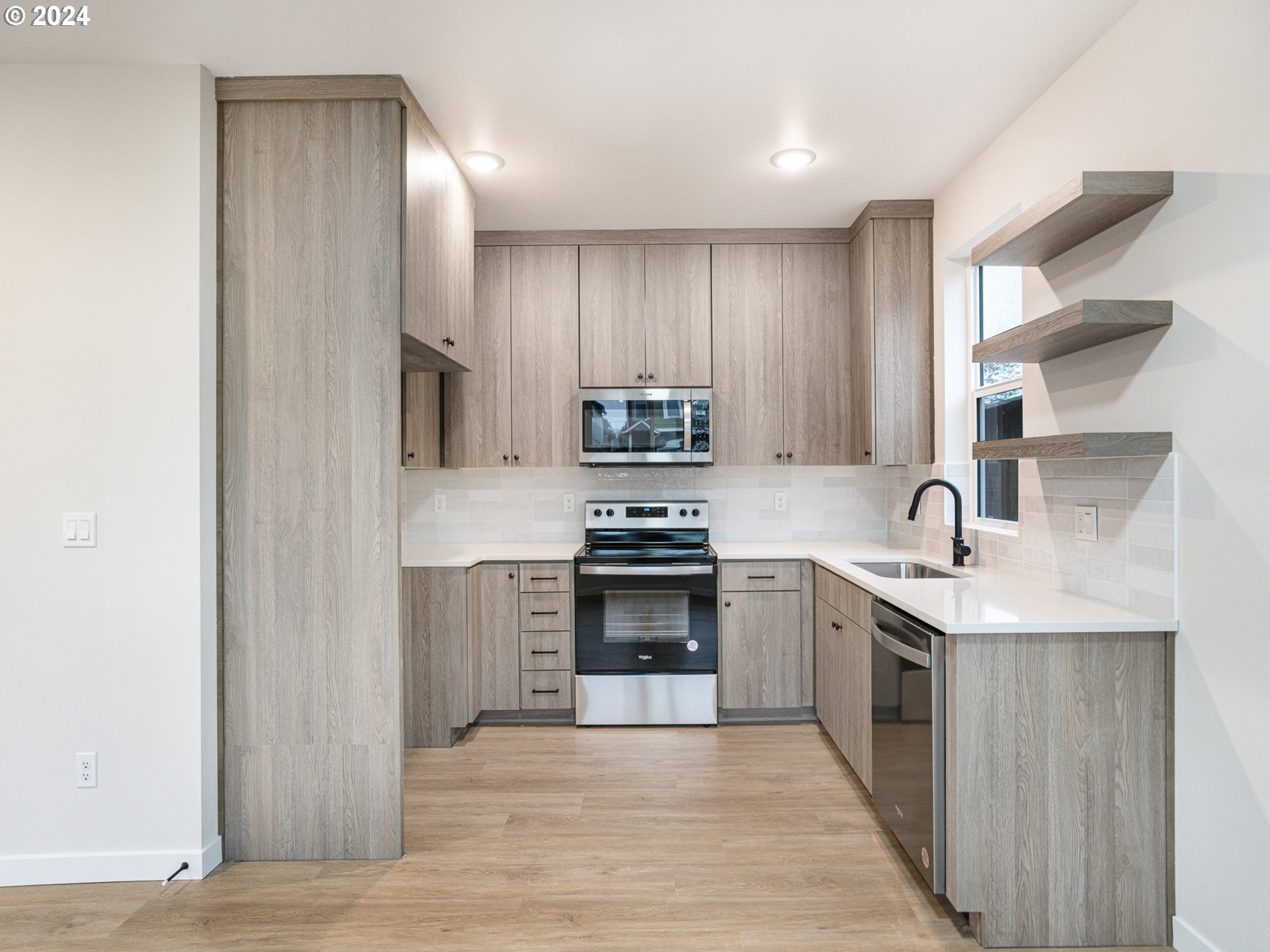 8526 N Endicott AVE 1