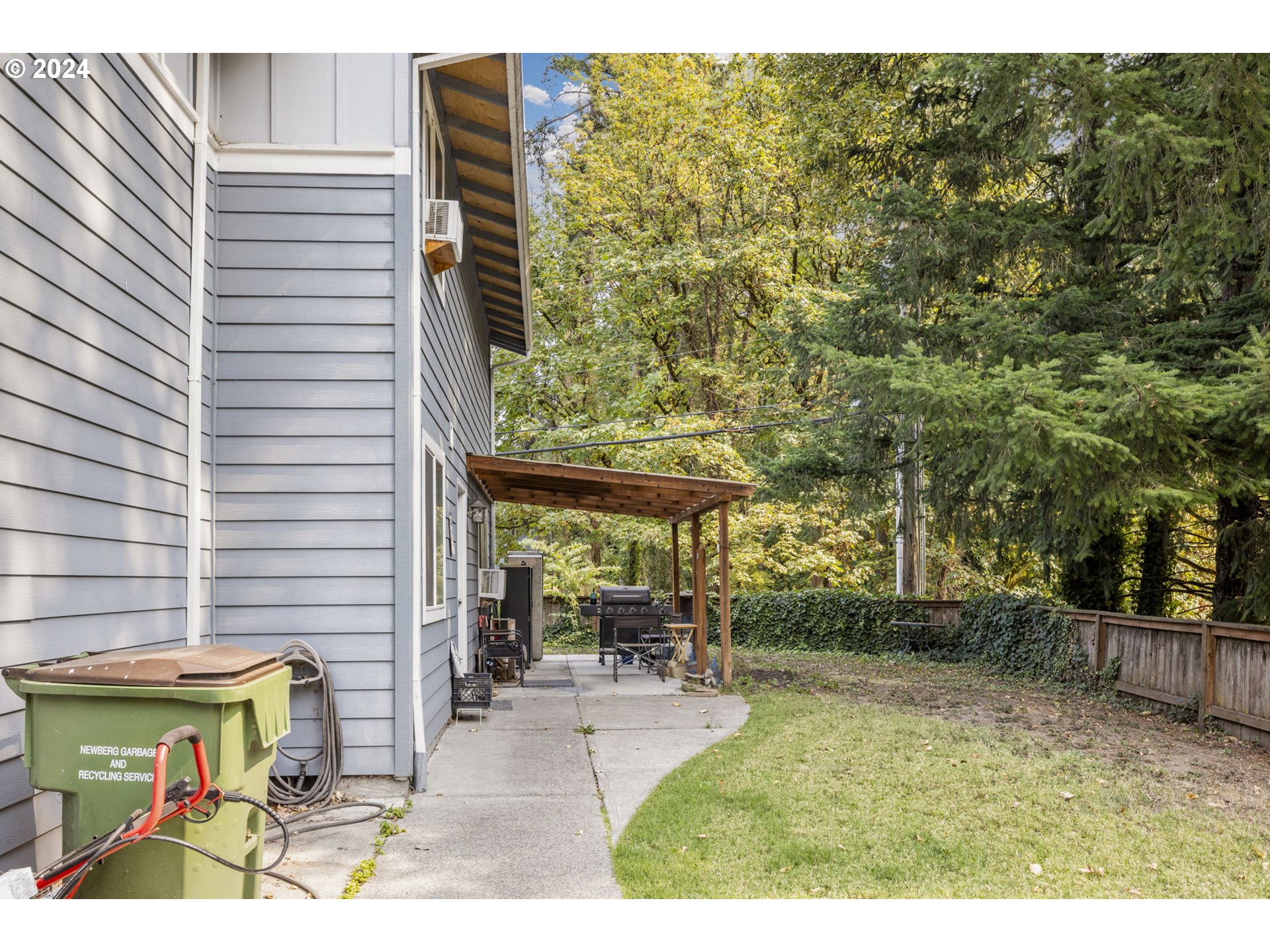 613 E ANDREW Units A,B ST