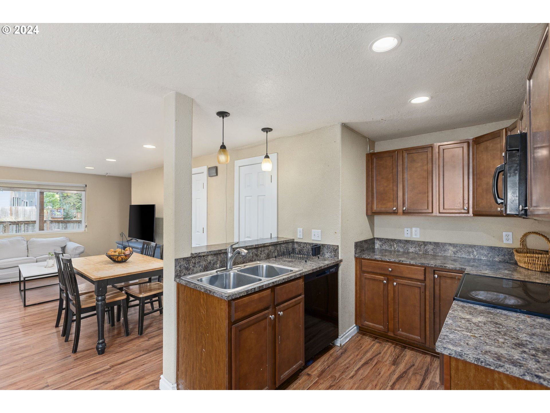 613 E ANDREW Units A,B ST