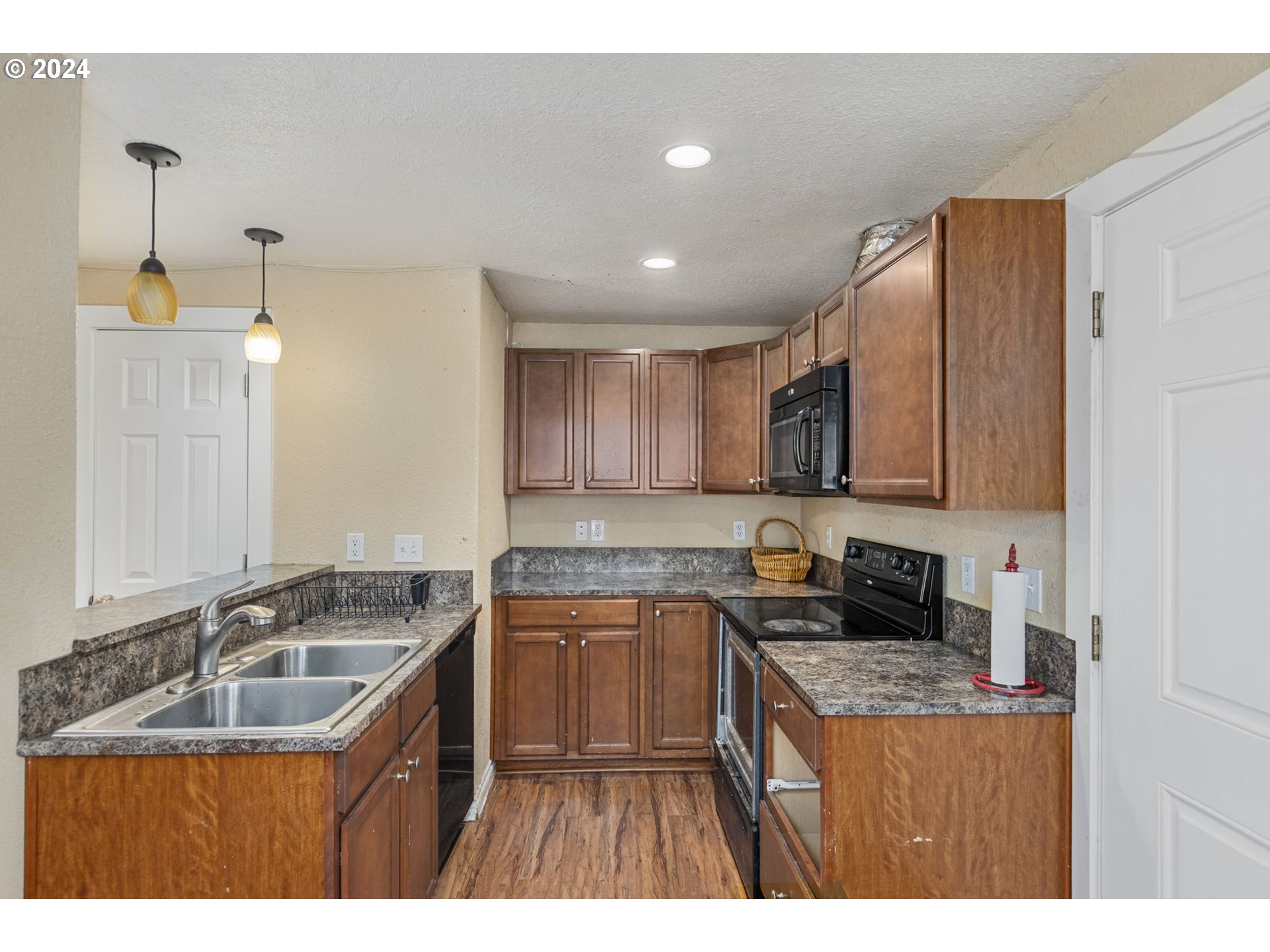 613 E ANDREW Units A,B ST