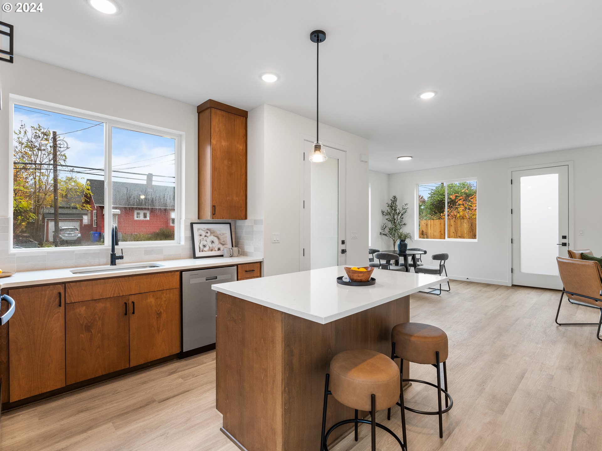 5275 N Vancouver AVE 1