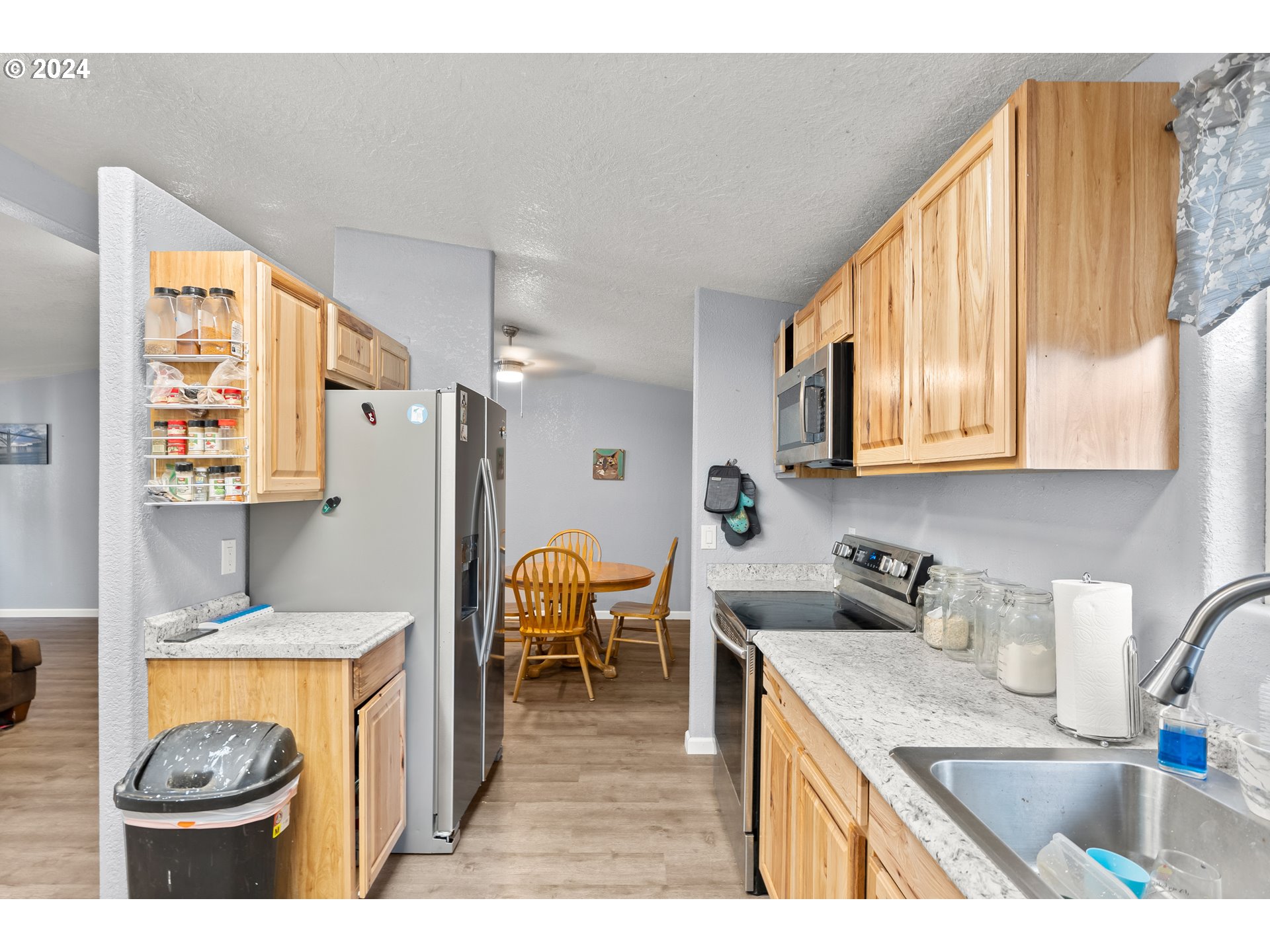 560 SW SUTHERLAND WAY