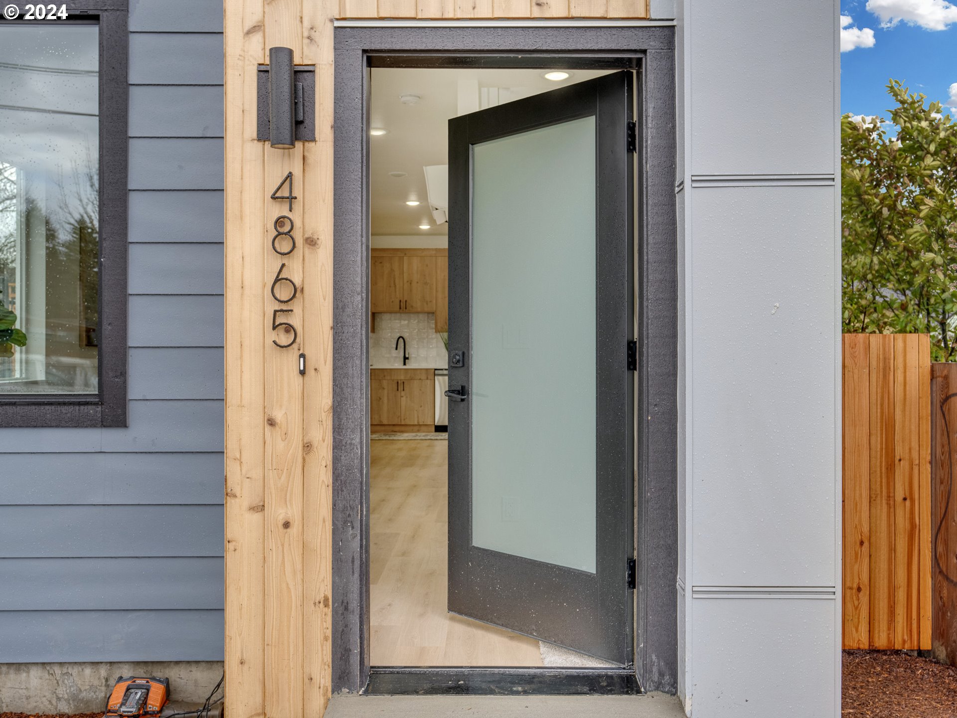 4865 NE Cully BLVD 1