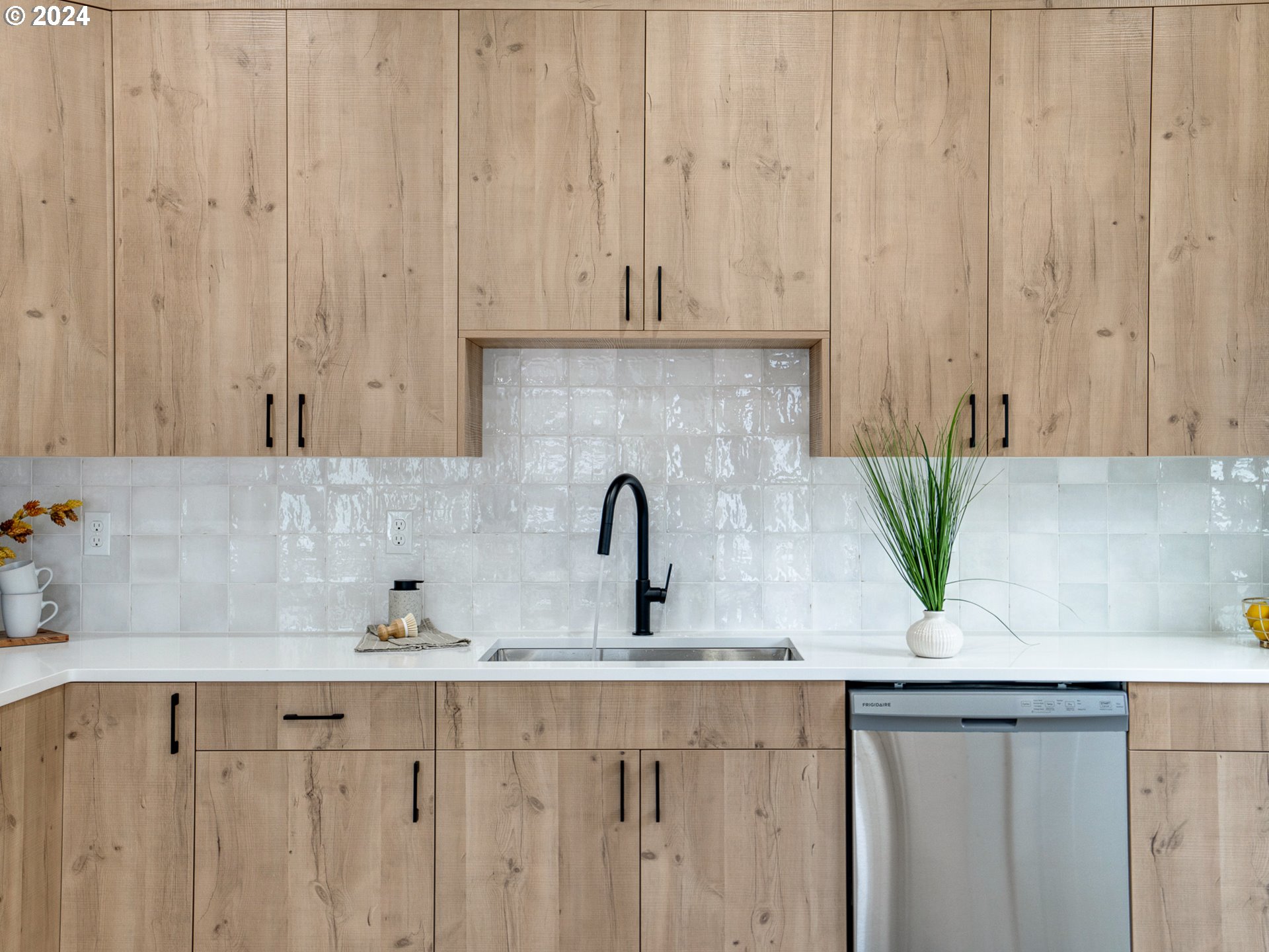 4865 NE Cully BLVD 1