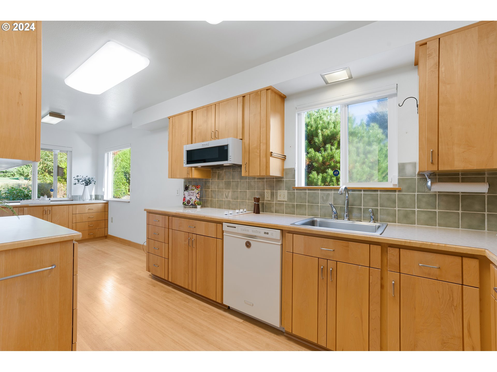 15905 SW QUEEN VICTORIA PL