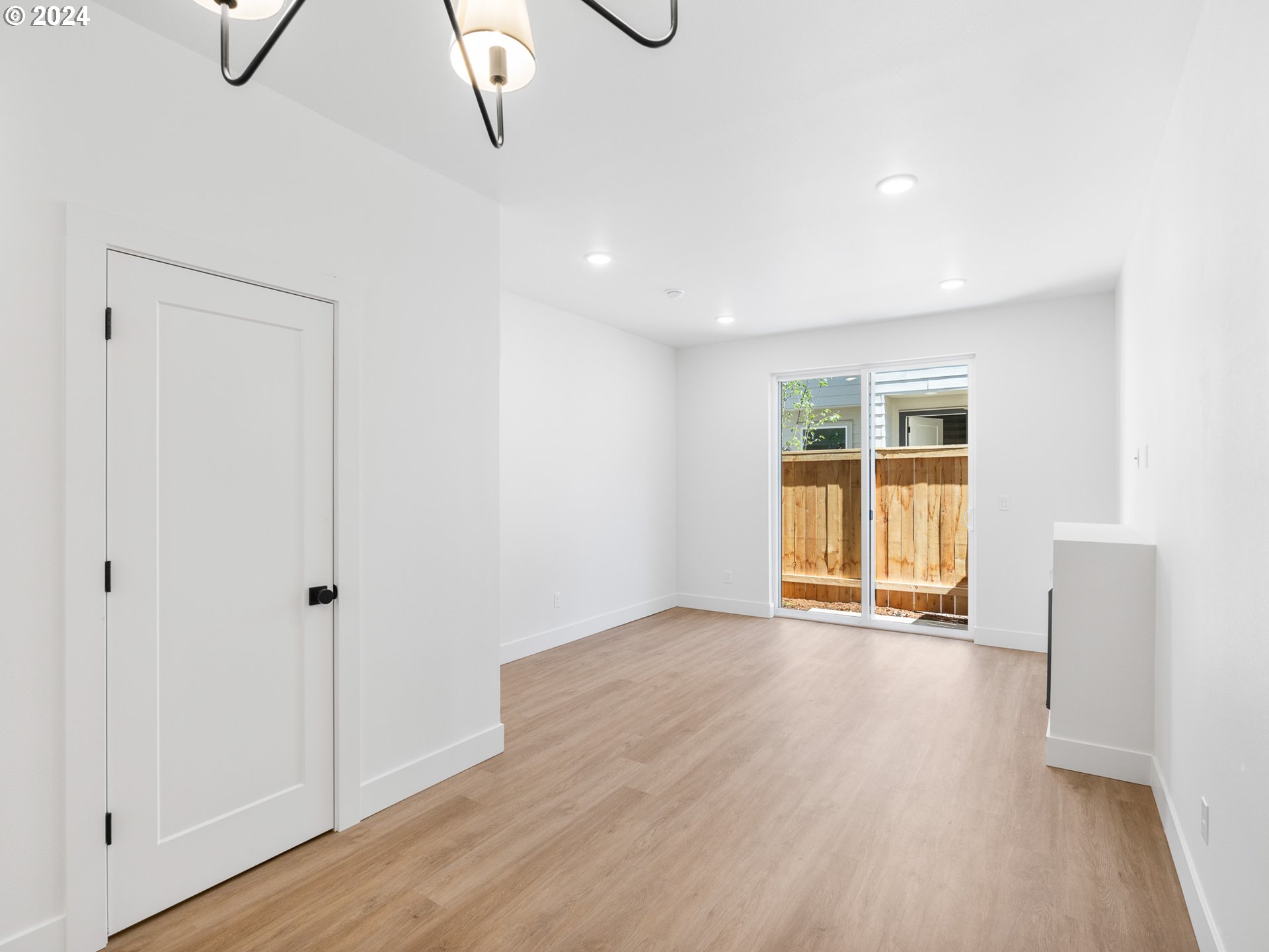 6671 N Fessenden ST 12