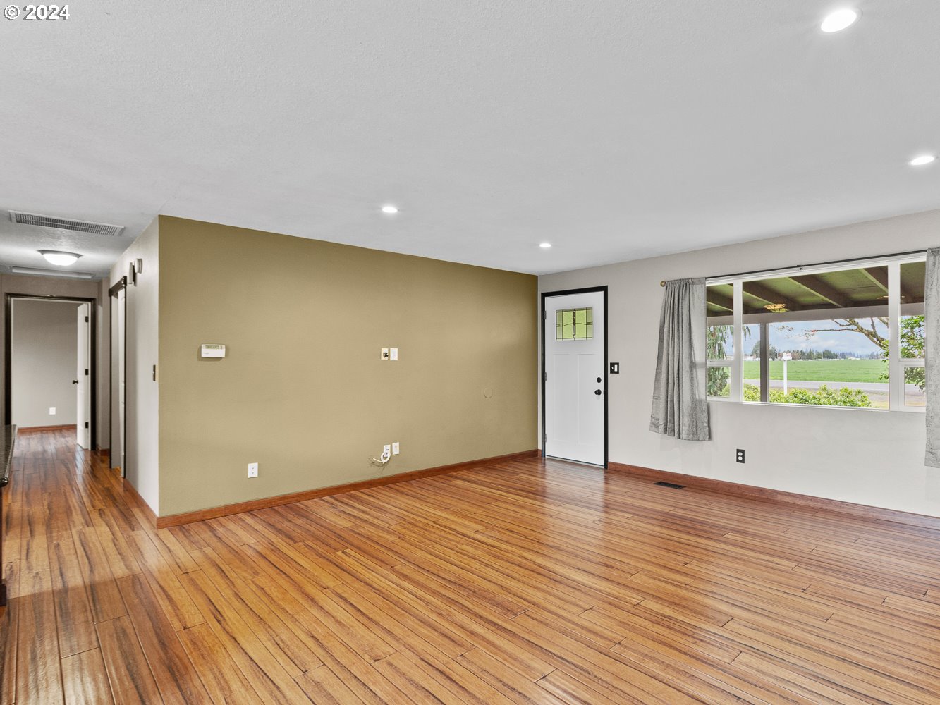 20560 NE Main ST, St. Paul