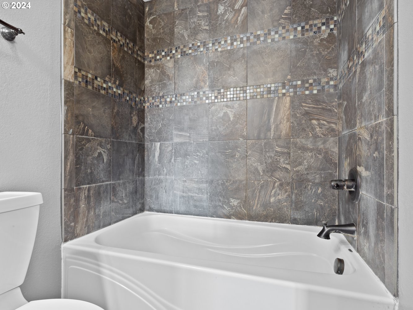 20560 NE Main ST, St. Paul